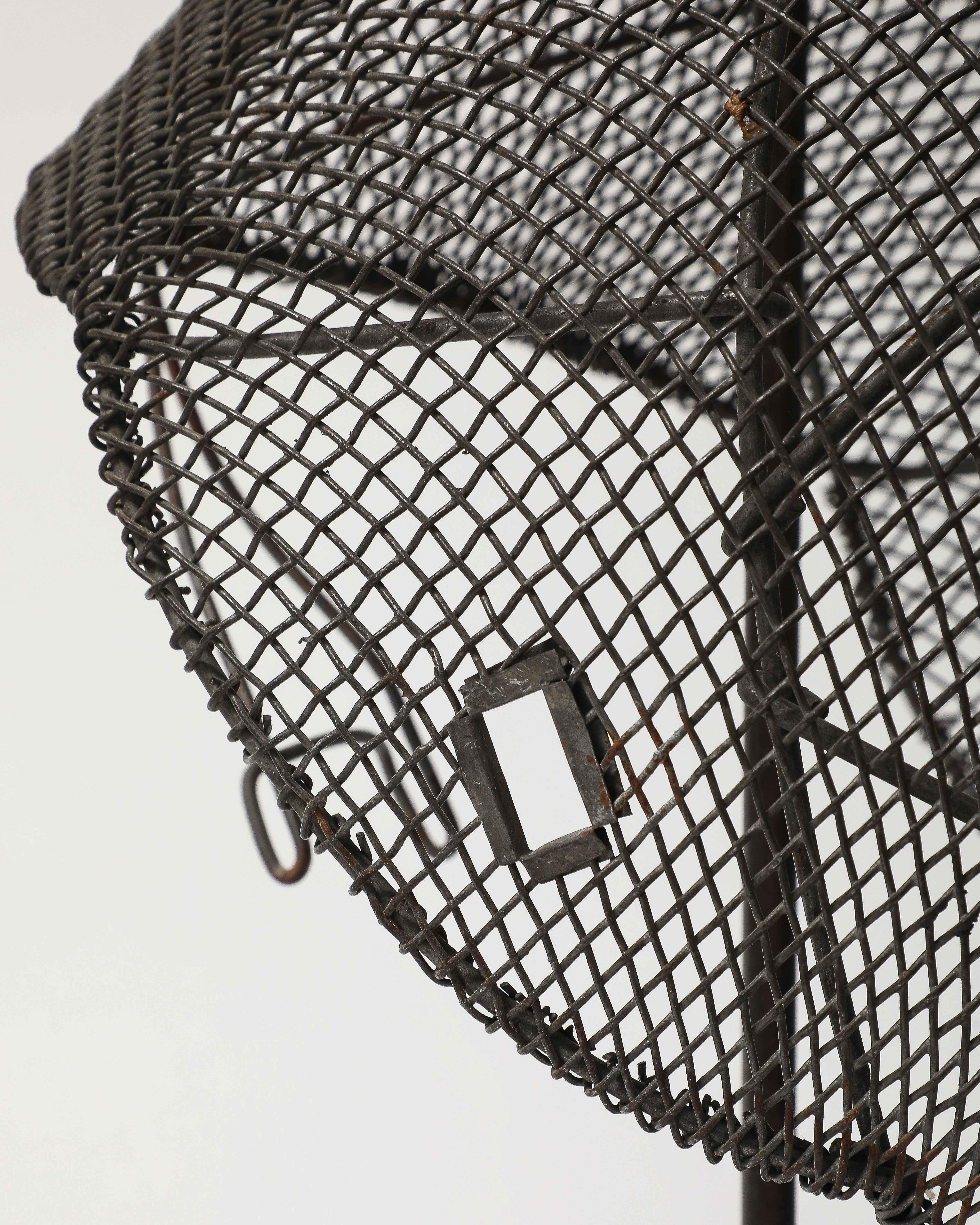 Masque de clôture en grillage patiné sur pied en vente 7