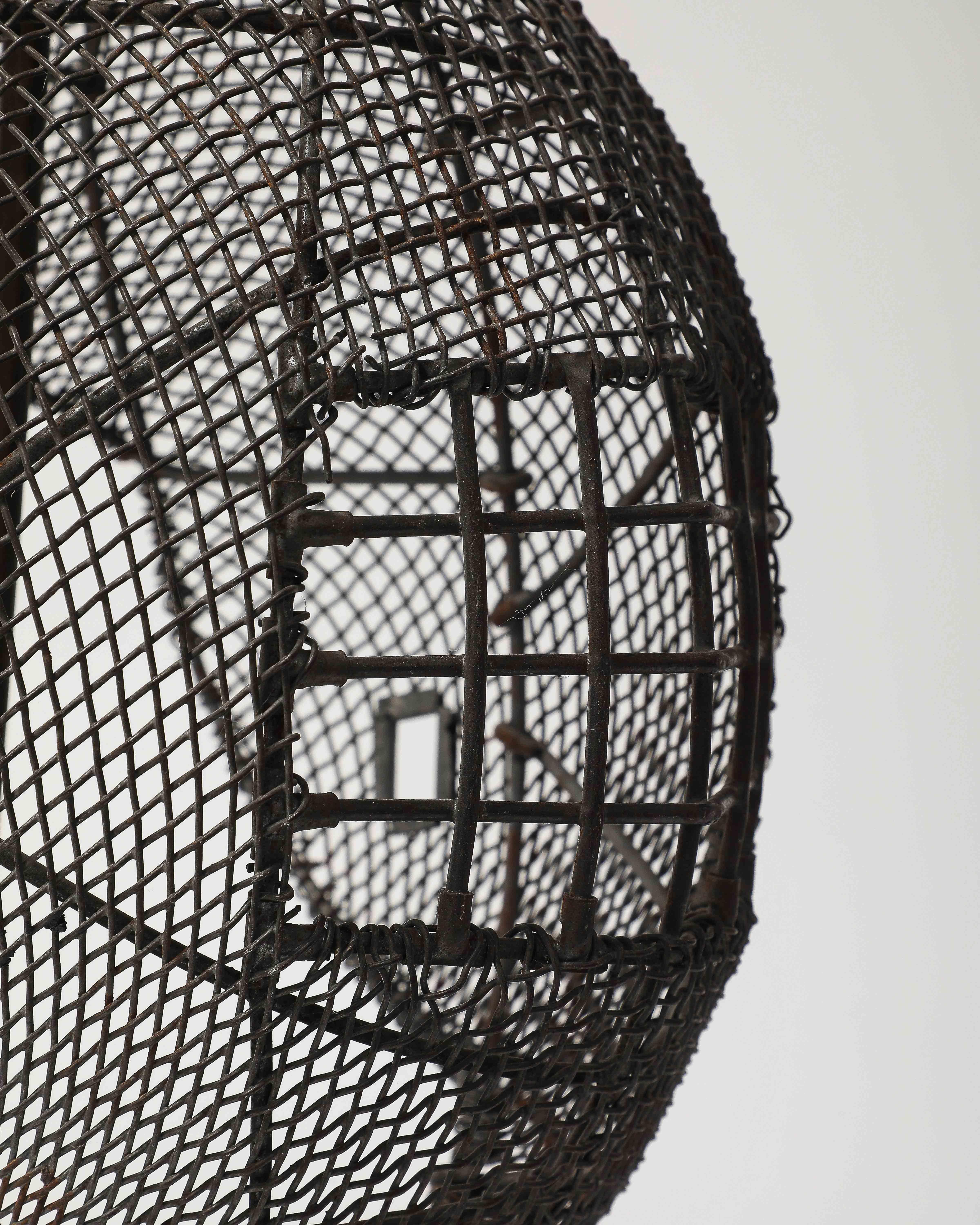 Masque de clôture en grillage patiné sur pied en vente 8