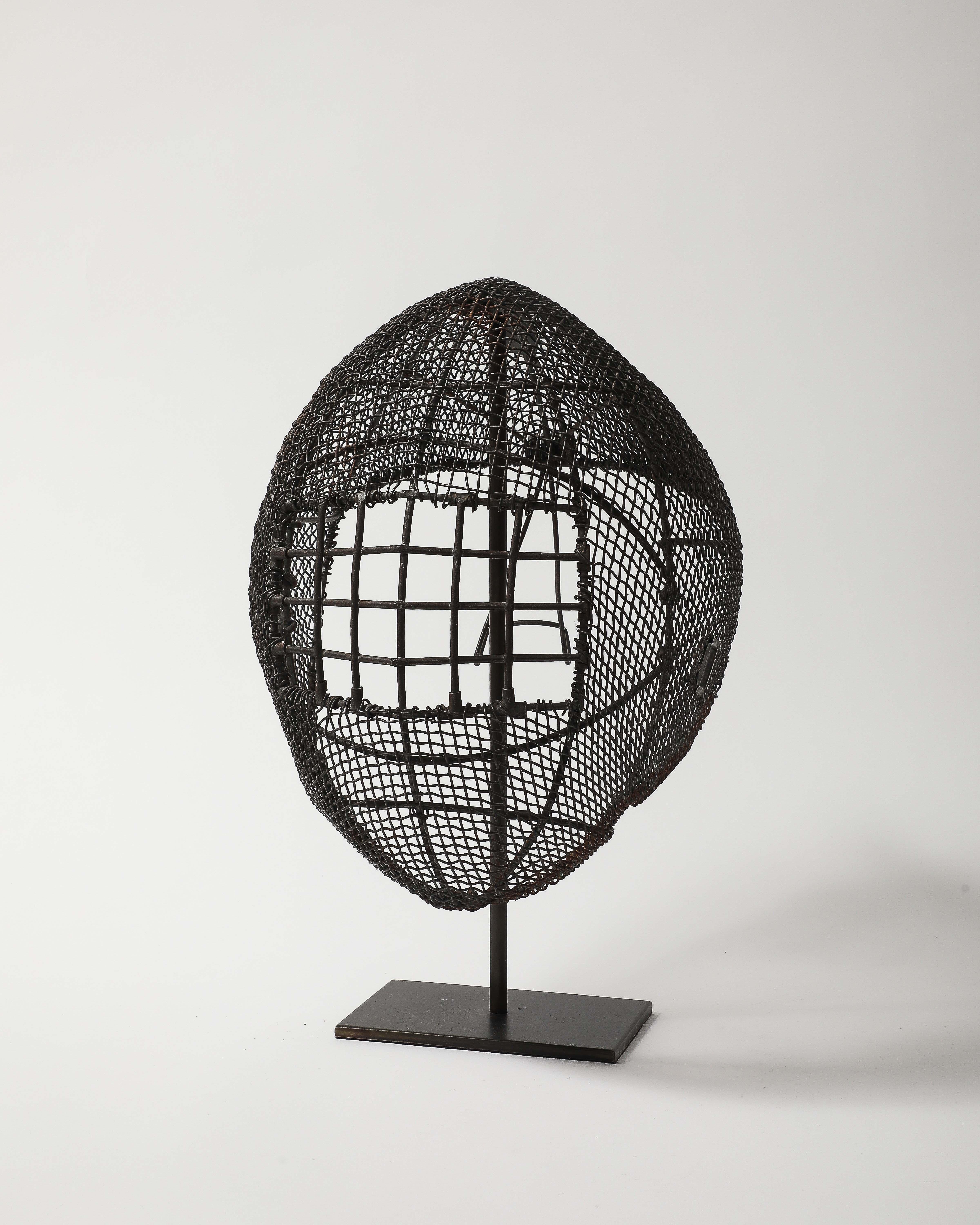 Masque de clôture en grillage patiné sur pied État moyen - En vente à New York City, NY