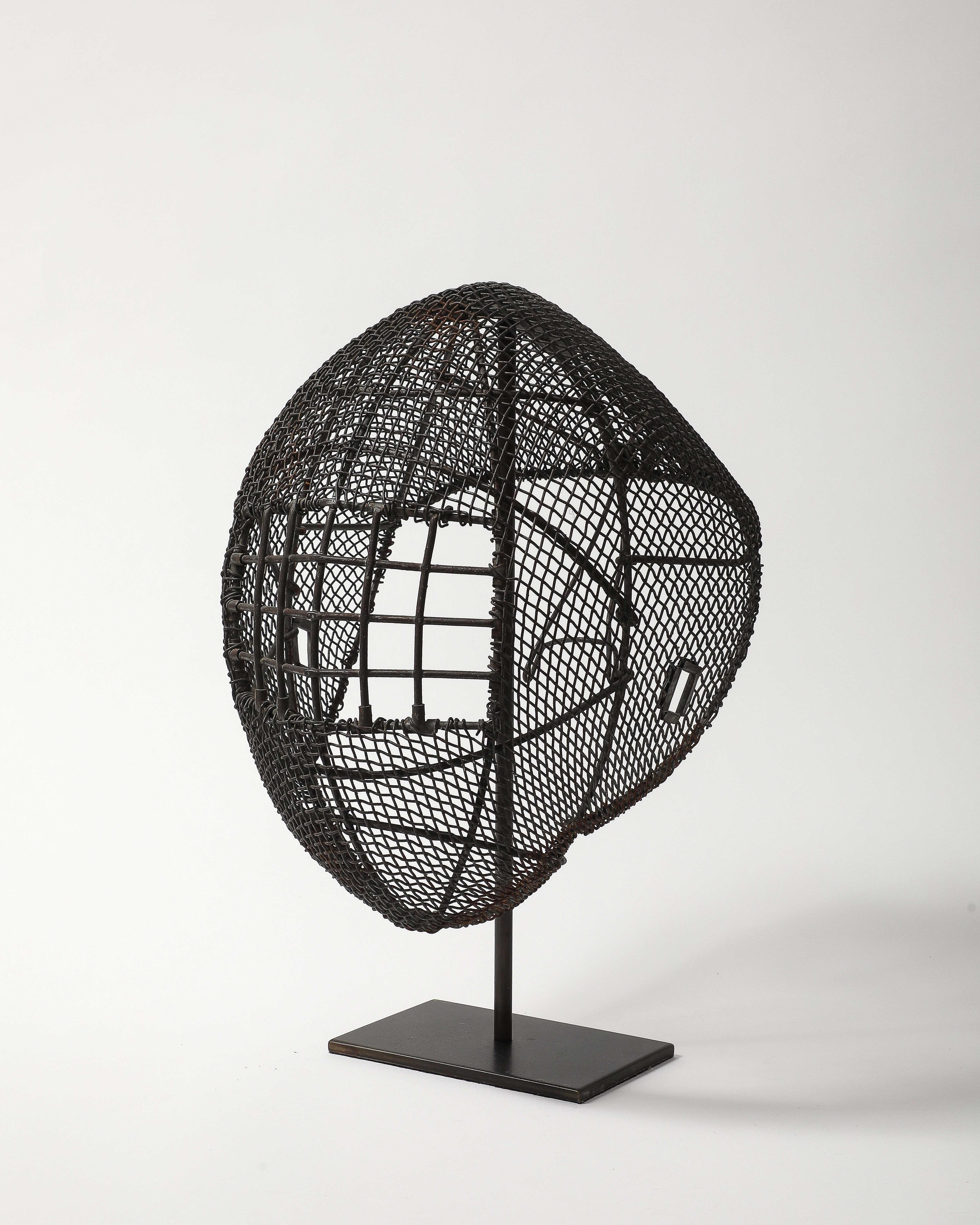 20ième siècle Masque de clôture en grillage patiné sur pied en vente