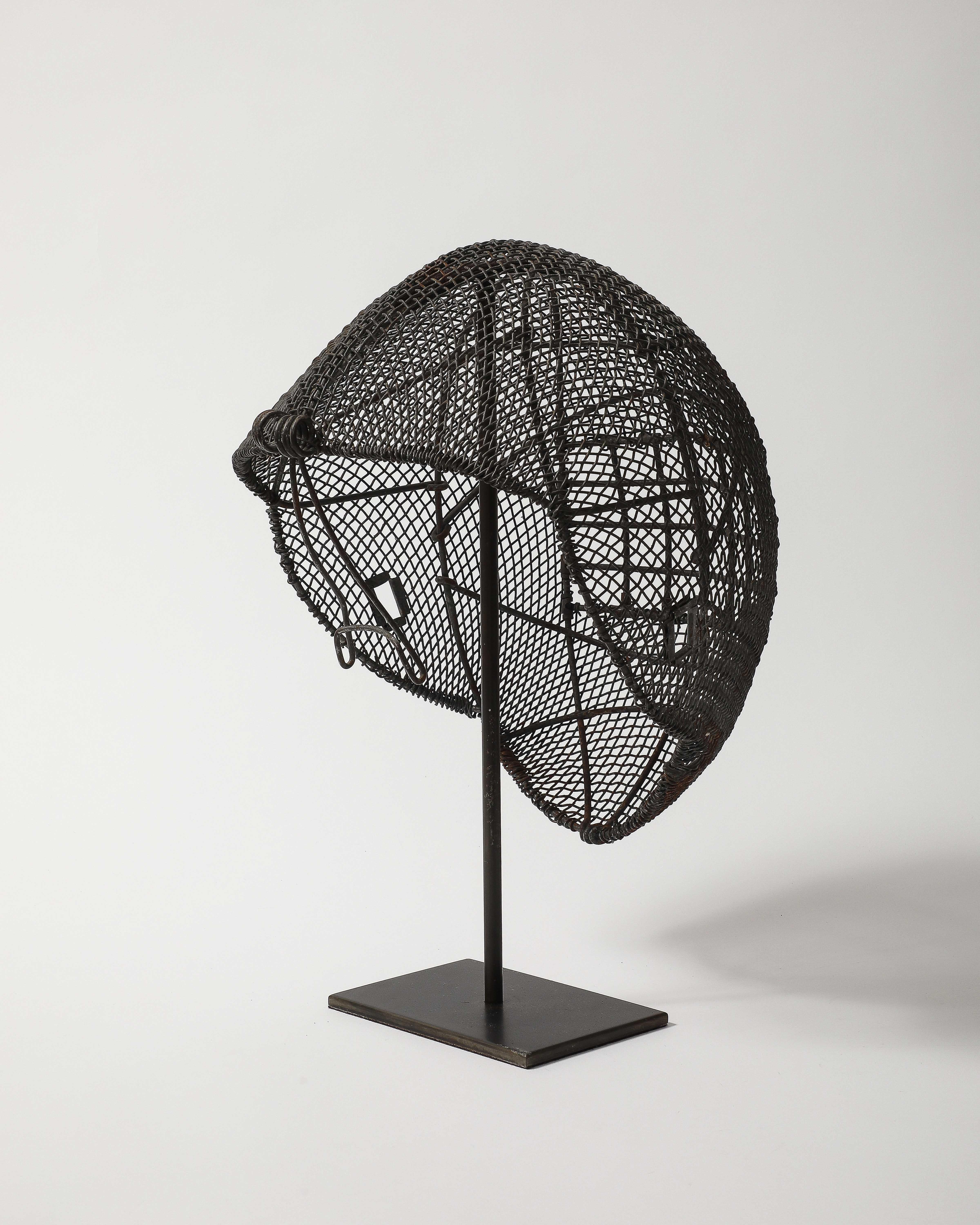 Masque de clôture en grillage patiné sur pied en vente 2