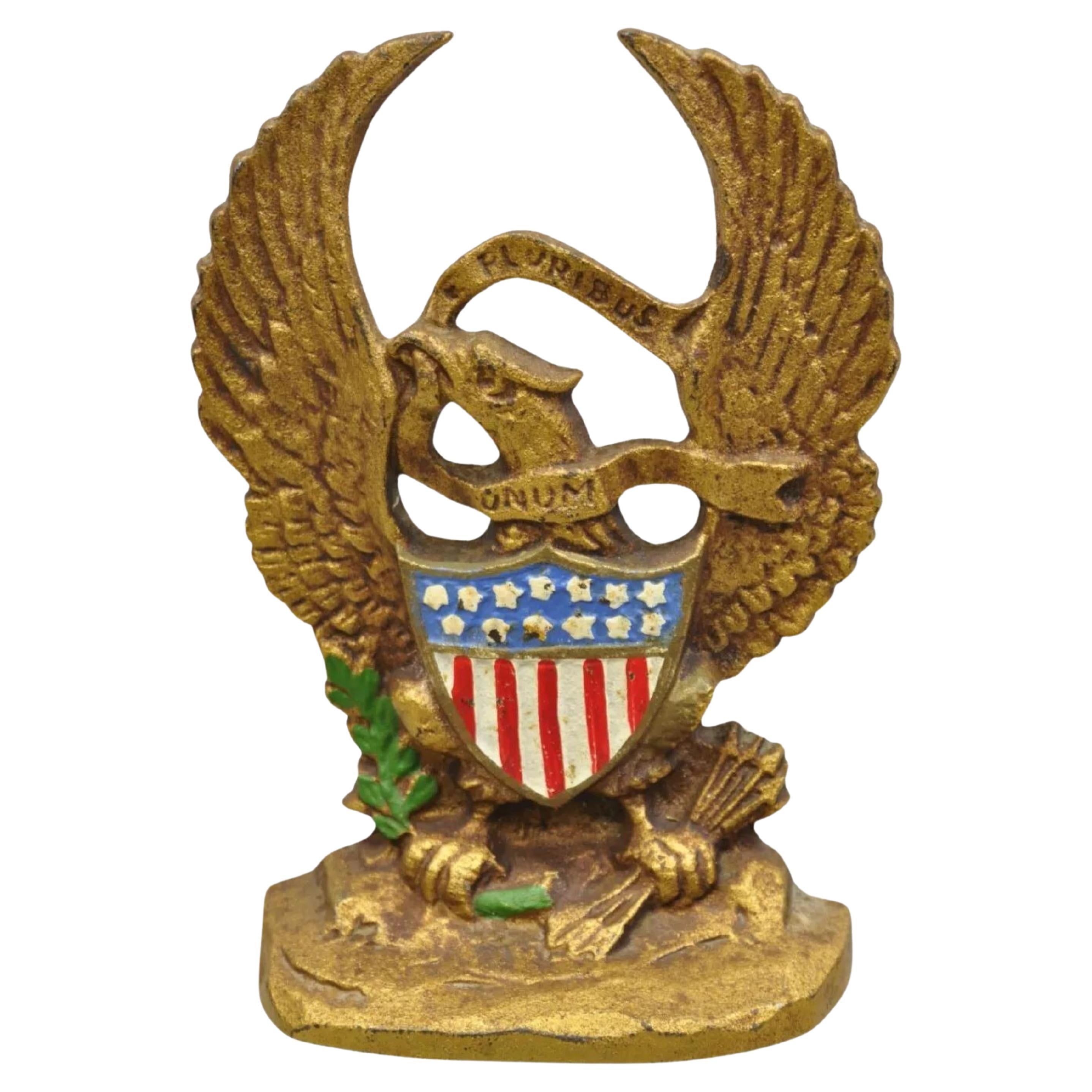 Antique butoir de porte patriotique en fonte peint du drapeau américain en or et d'un aigle