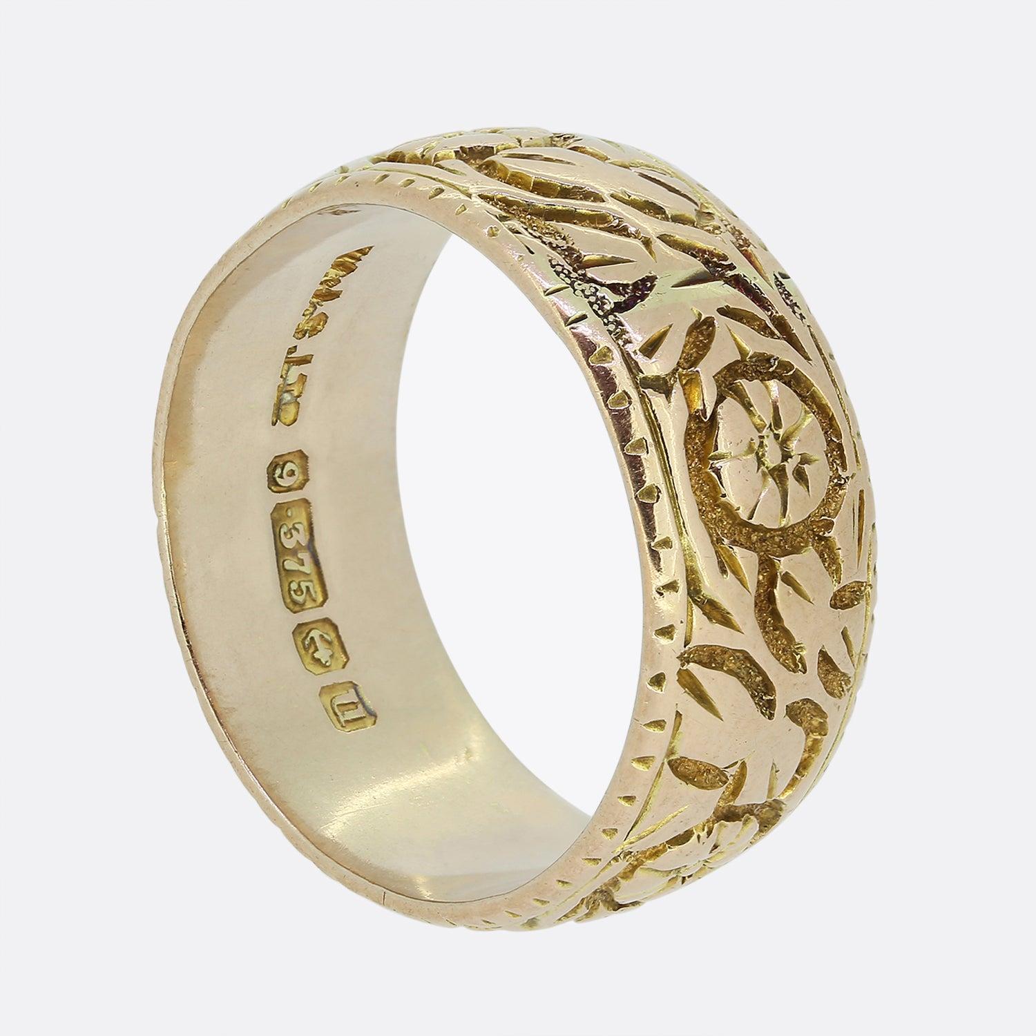 Here we have a classic 9ct rose gold ring showcasing a charming engraved foliated design around the entirety of the band. 

Condition: Used (Very Good)
Weight: 6.3 grams
Ring Size: P 1/2 (57)
Band Width: 8mm
Hallmarked: 9ct Gold Birmingham