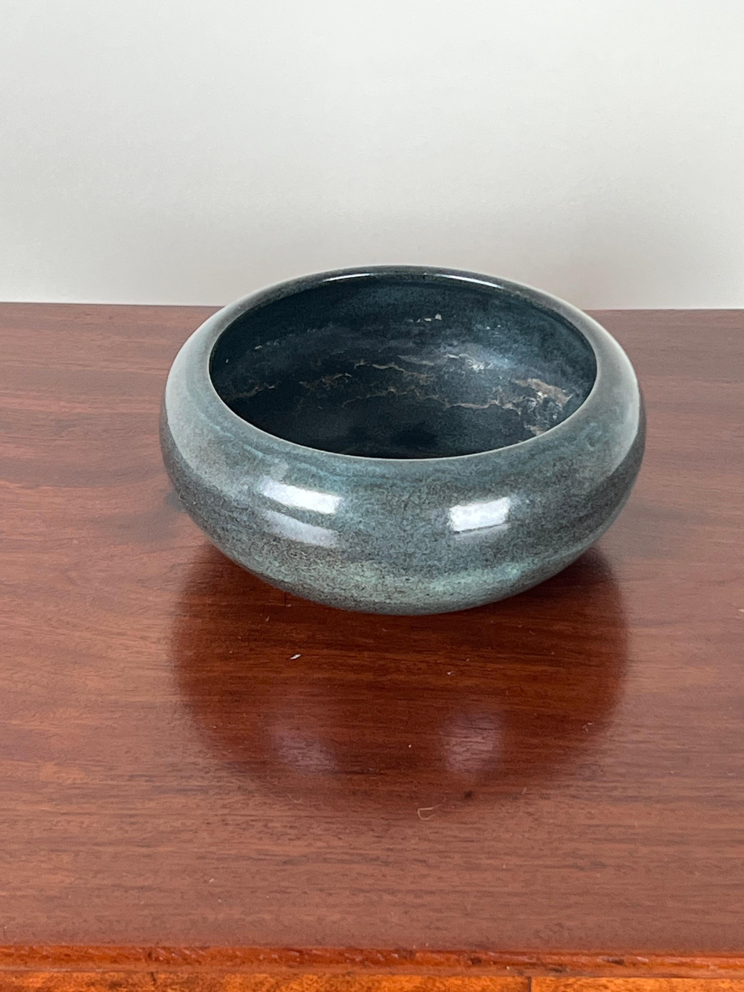 Questa splendida ciotola di Paul Revere Pottery, realizzata dal collettivo di ceramiste Saturday Evening Girls (SEG), mette in mostra la bellezza artigianale e la maestria delle ceramiche americane del primo Novecento. La ciotola è firmata e datata