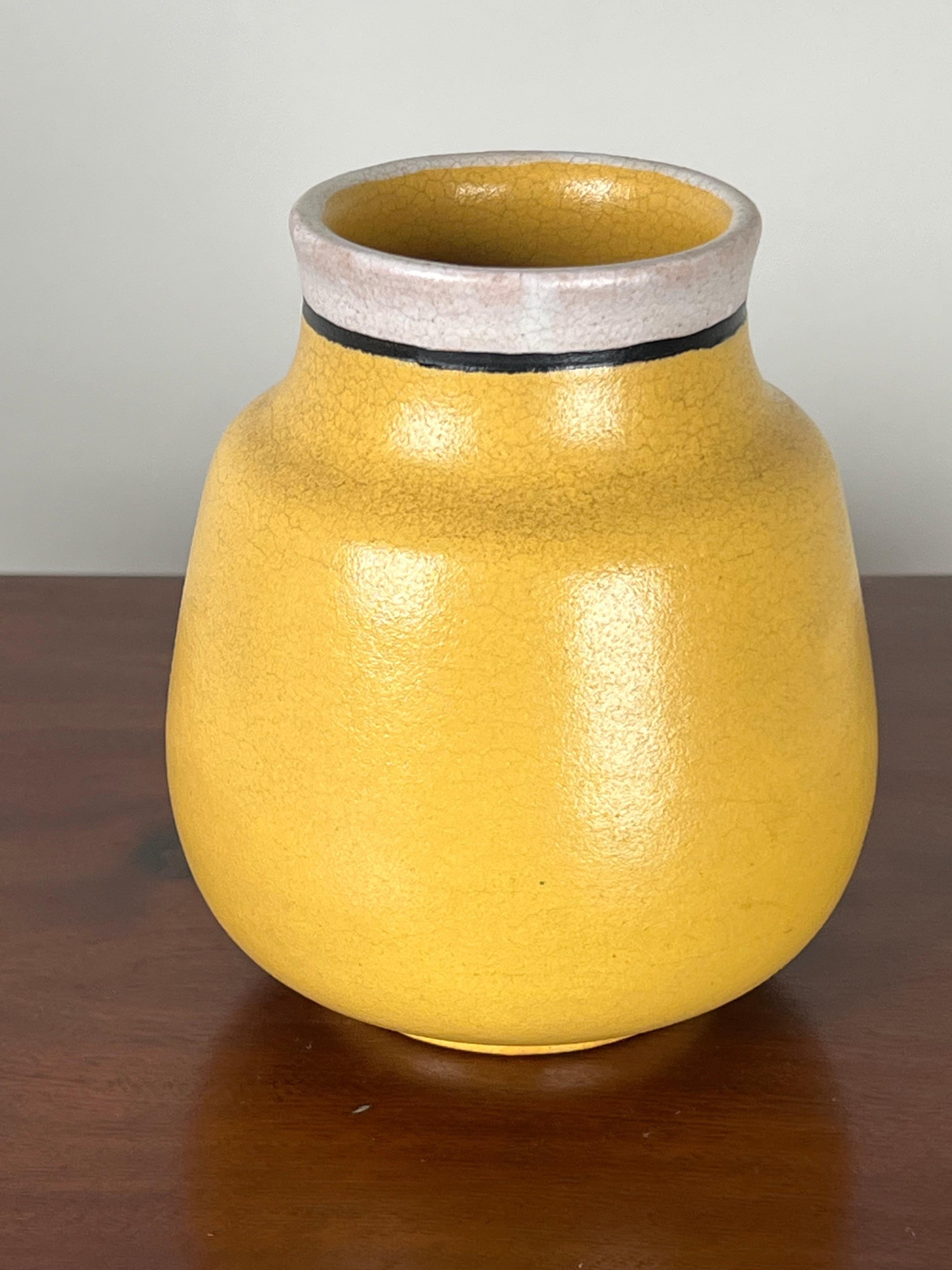 Questo affascinante vaso di Paul Revere Pottery, realizzato dal collettivo Saturday Evening Girls (SEG), mette in mostra l'abile maestria e l'arte distintiva delle ceramiche americane dell'inizio del XX secolo. Il vaso è firmato e datato 
