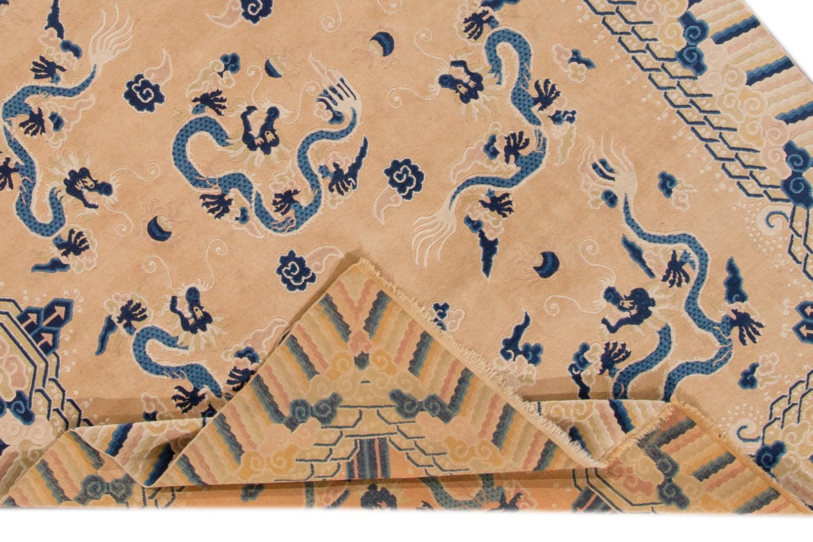 Un magnifique tapis chinois ancien en laine nouée à la main, avec un champ de pêche et des accents bleus sur tout le motif du dragon chinois.

Ce tapis mesure : 6'7