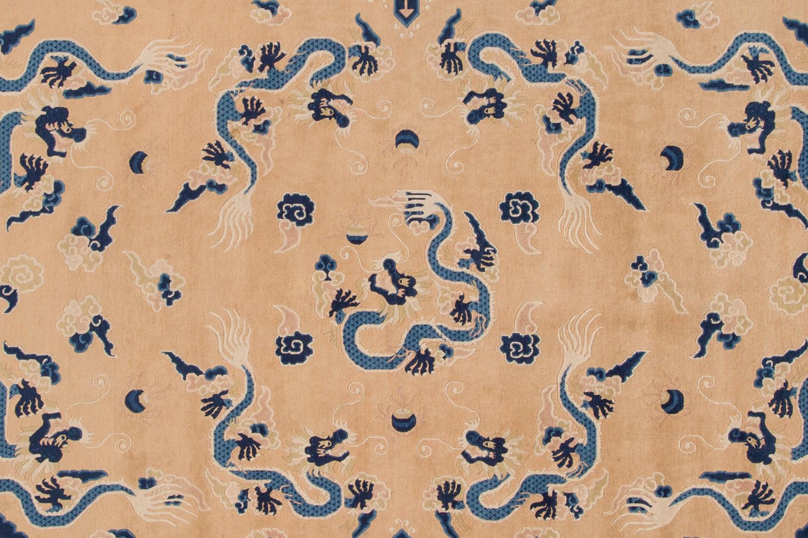 Art déco Tapis chinois ancien en laine de Pékin en forme de dragon de couleur pêche en vente