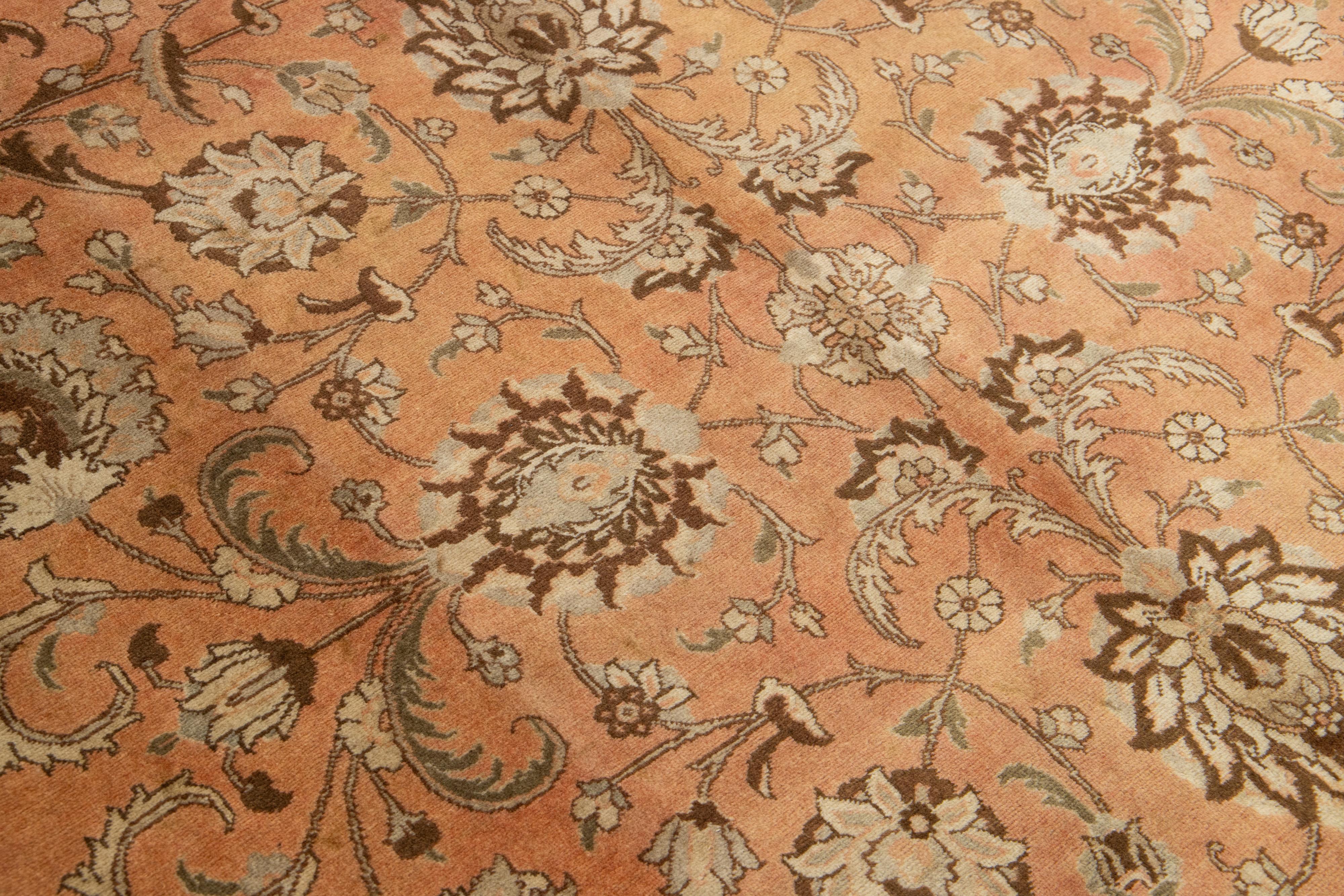 Antiker Pfirsich Persisch Täbriz Wollteppich mit Blumenmuster im Angebot 3