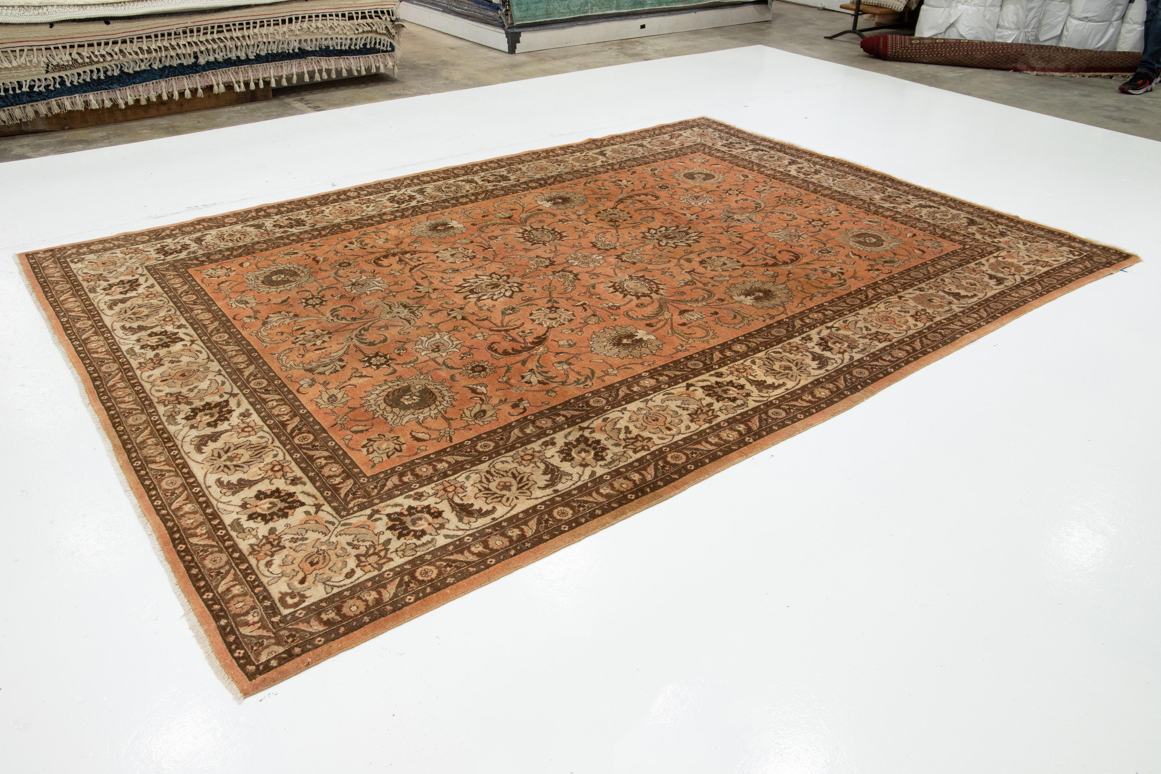 Antiker Pfirsich Persisch Täbriz Wollteppich mit Blumenmuster (Tabriz) im Angebot