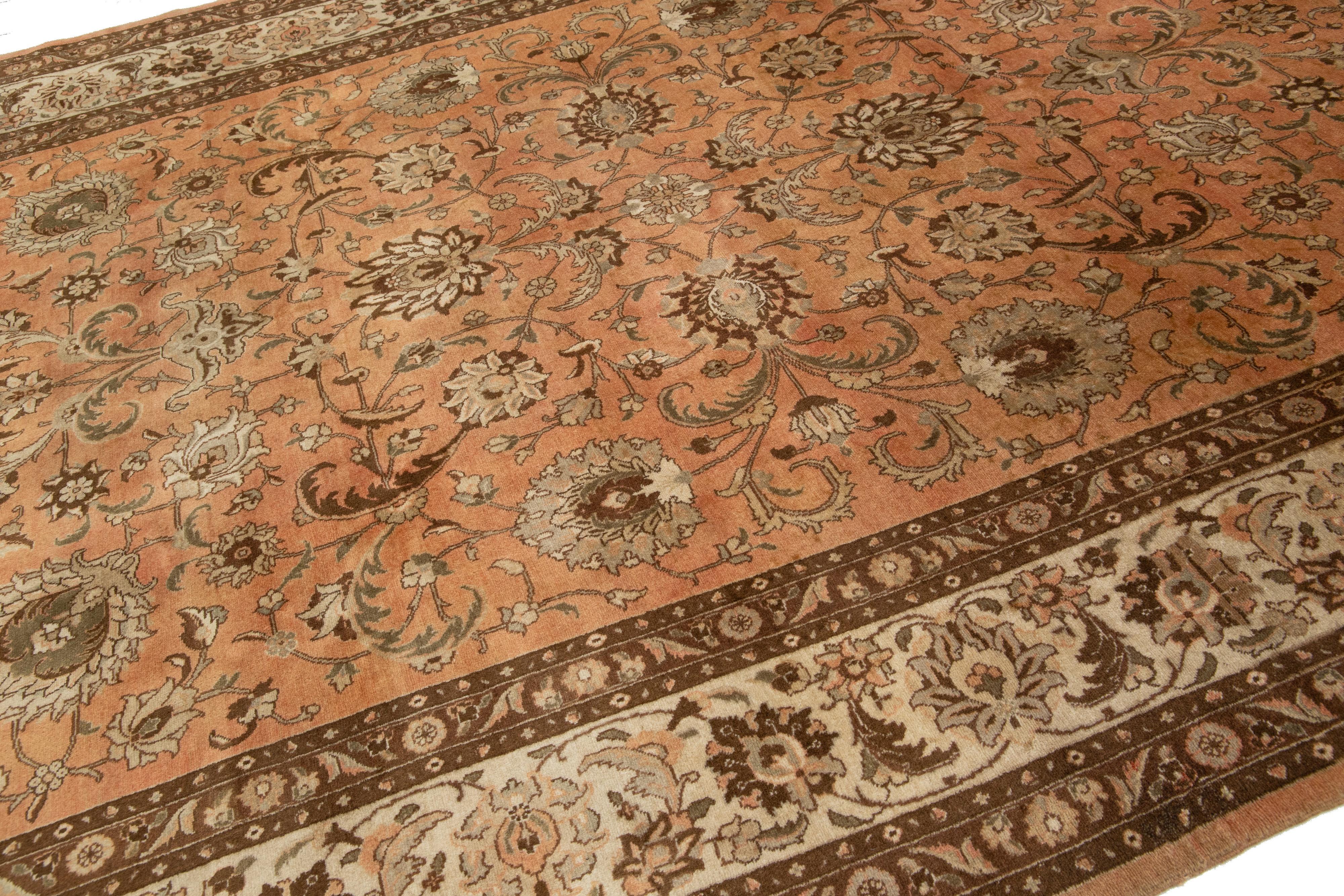 Antiker Pfirsich Persisch Täbriz Wollteppich mit Blumenmuster im Zustand „Gut“ im Angebot in Norwalk, CT