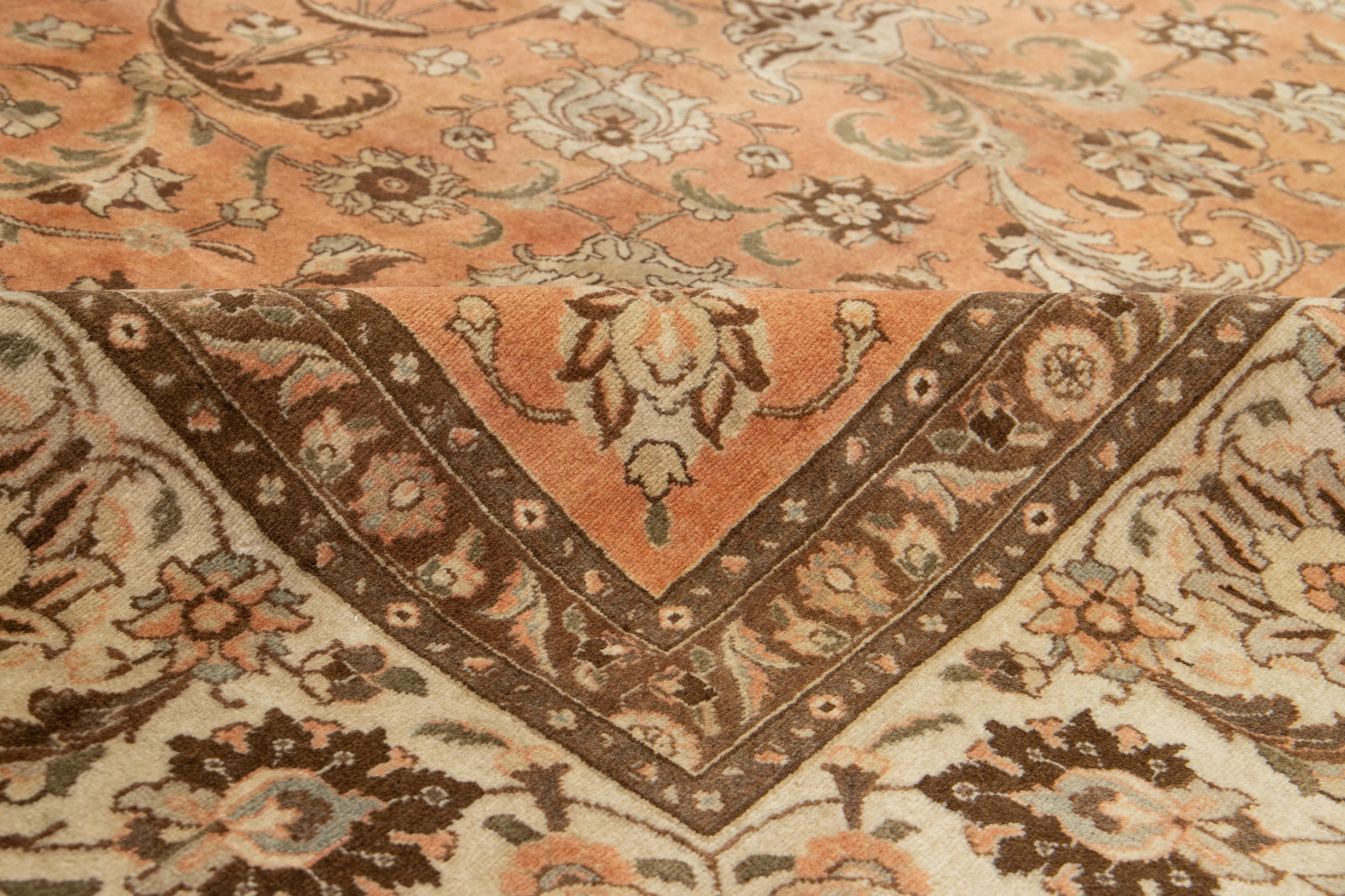 Antiker Pfirsich Persisch Täbriz Wollteppich mit Blumenmuster (20. Jahrhundert) im Angebot