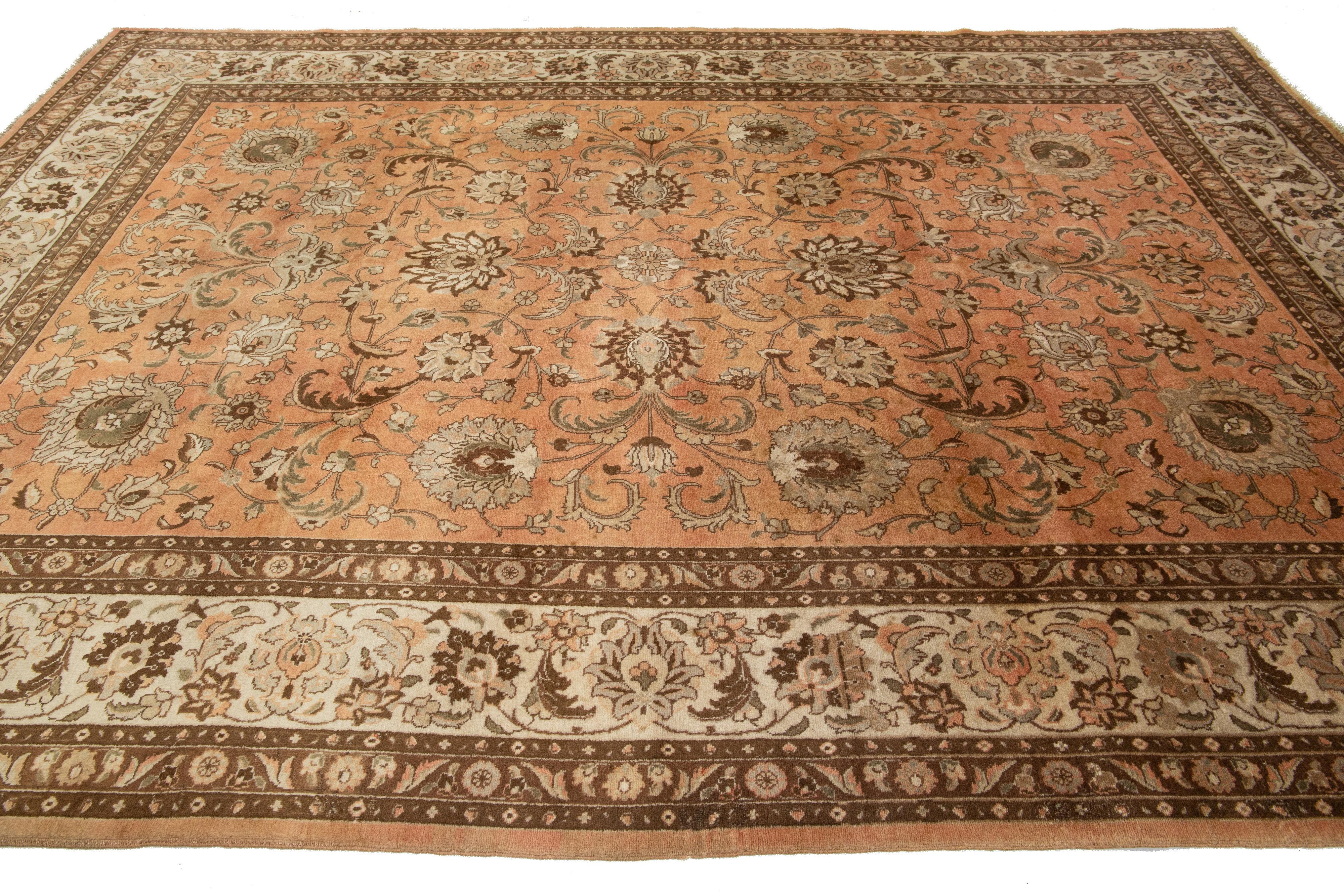Antiker Pfirsich Persisch Täbriz Wollteppich mit Blumenmuster (Wolle) im Angebot