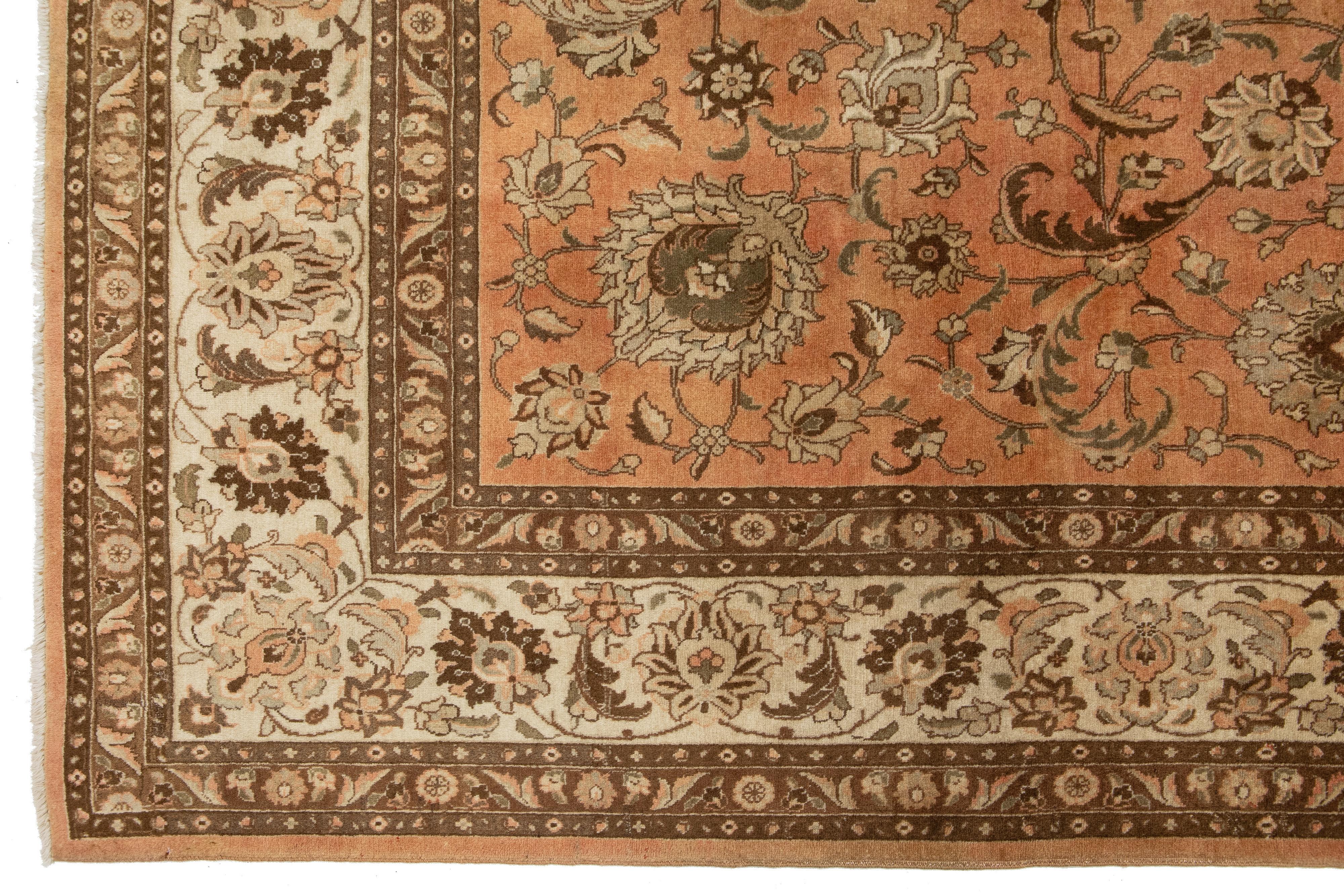 Antiker Pfirsich Persisch Täbriz Wollteppich mit Blumenmuster im Angebot 1