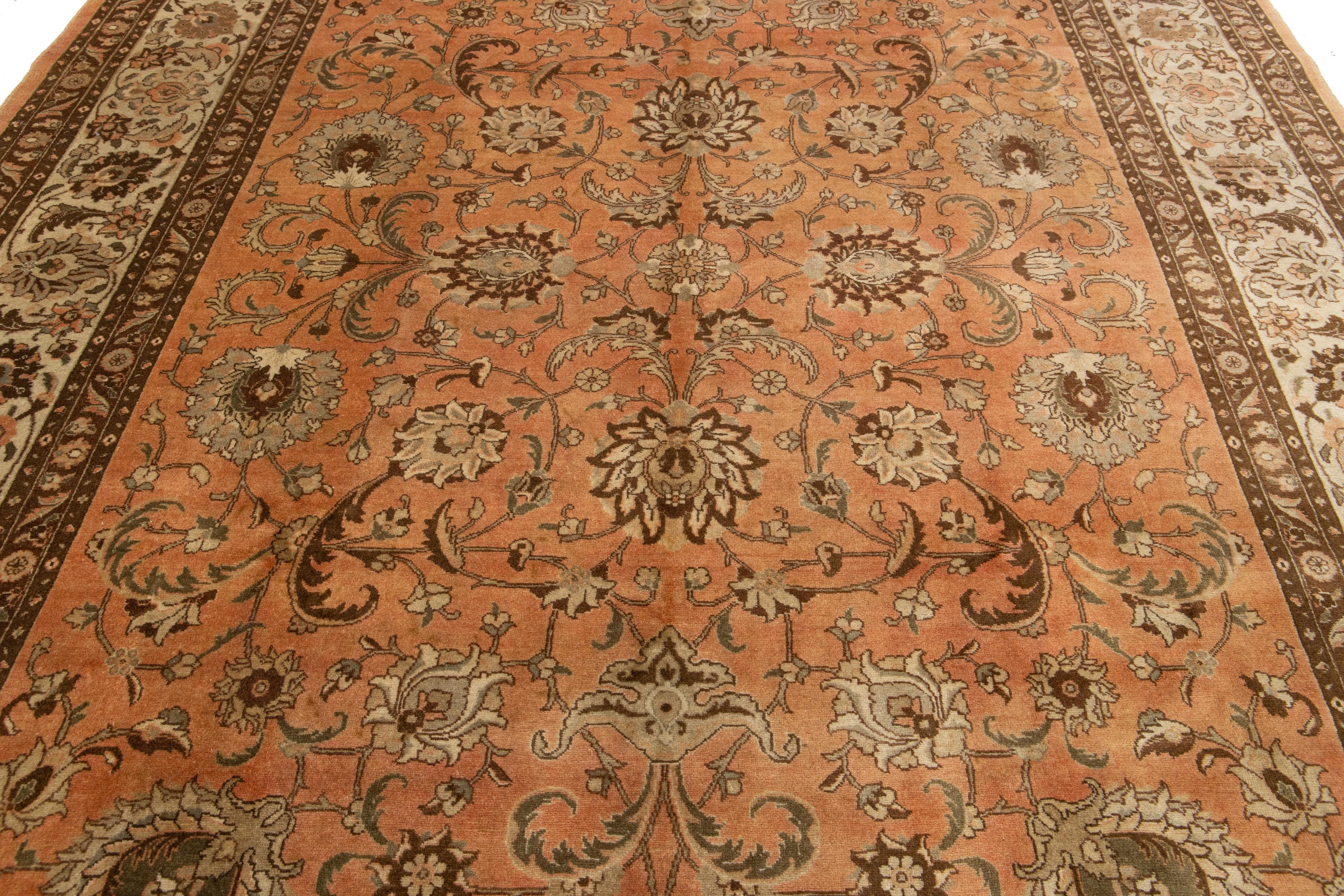 Antiker Pfirsich Persisch Täbriz Wollteppich mit Blumenmuster im Angebot 2