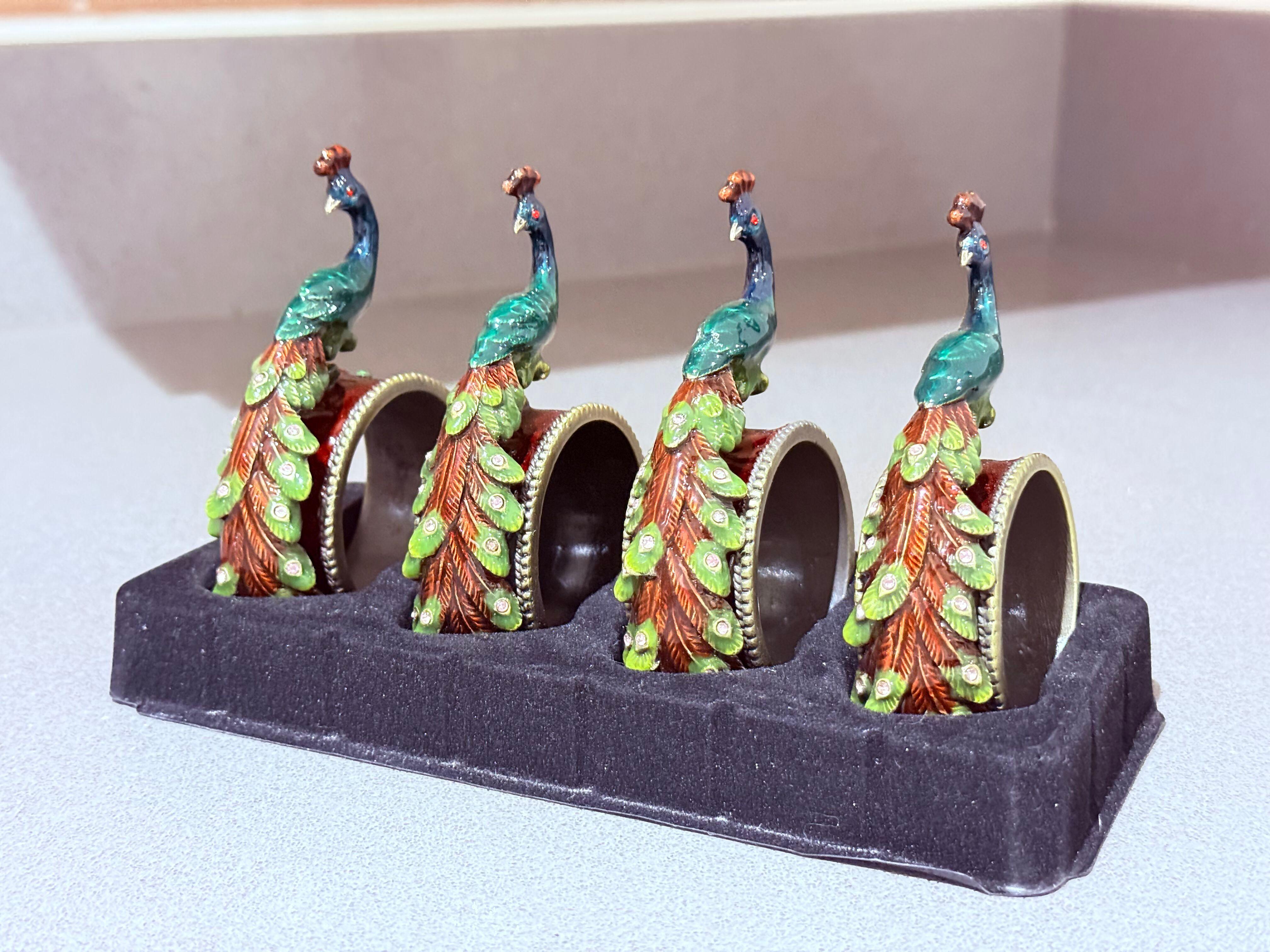 Set di quattro portatovaglioli a forma di pavone smaltato  Decorazioni per la tavola dipinte a mano  Accessori da pranzo esotici e di lusso
Aggiungi un tocco di opulenza alla tua tavola con questo squisito set di quattro portatovaglioli con pavone