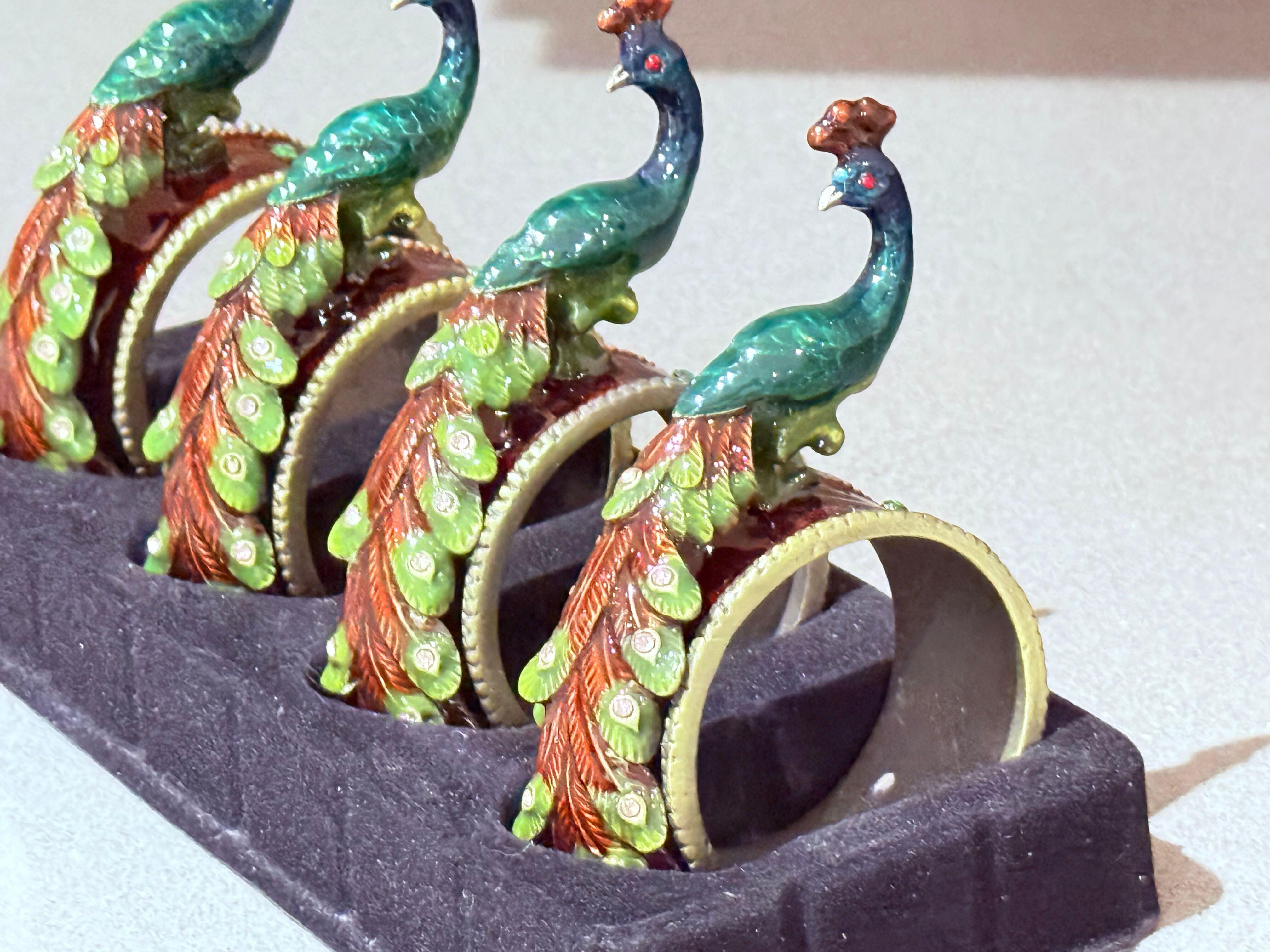 Spazzolato Set di 4 portatovaglioli e gioielli di pavone antico, accessori da pranzo esotici e di lusso in vendita