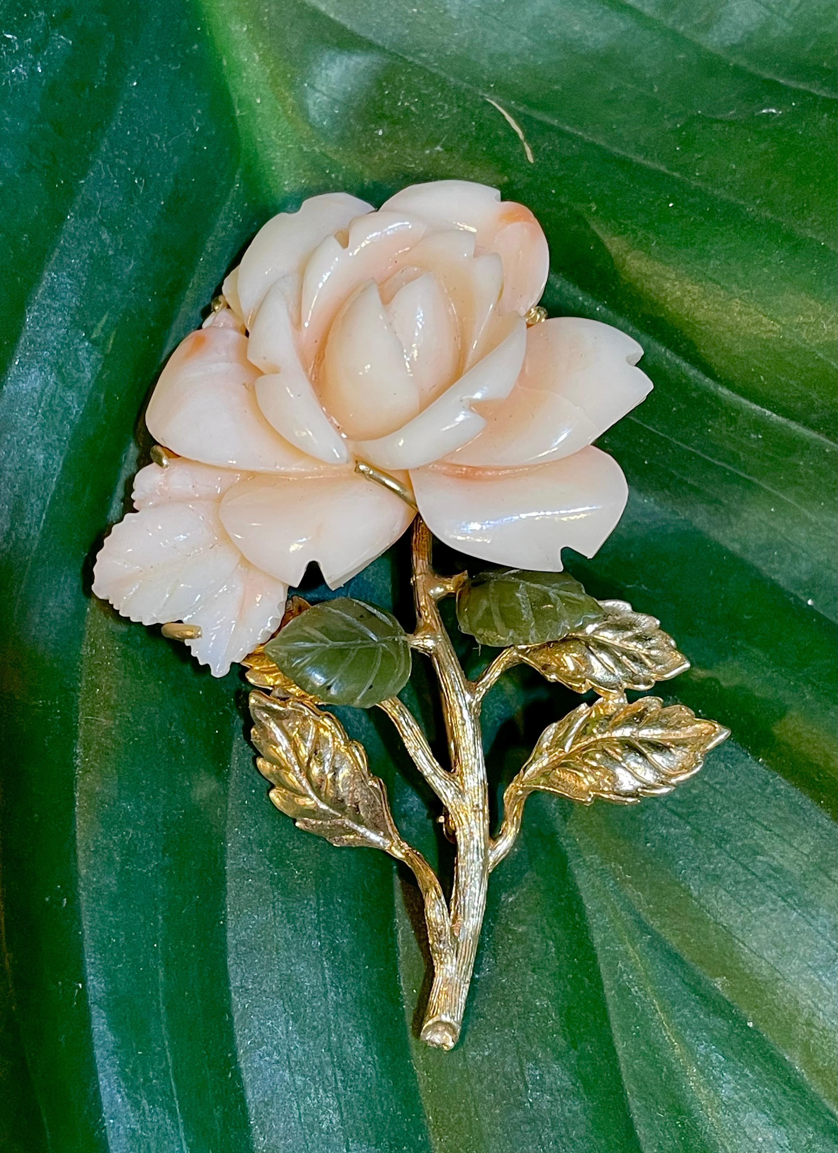 This brooch made around 1960.
Beautiful hand carved salmon coral and leaf jade. Made from 14k gold. 