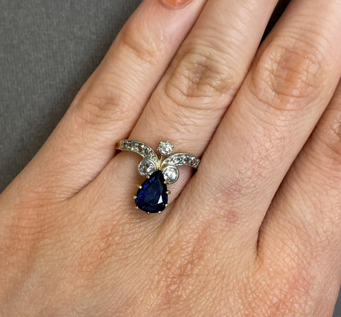 Bague ancienne en forme de poire avec saphir et diamant

Bague en or jaune sertie d'un saphir en forme de poire et de 11 diamants anciens. 

Poids approximatif du saphir : 1,32 carat
Poids approximatif des diamants : .40 carats
Taille de l'anneau :
