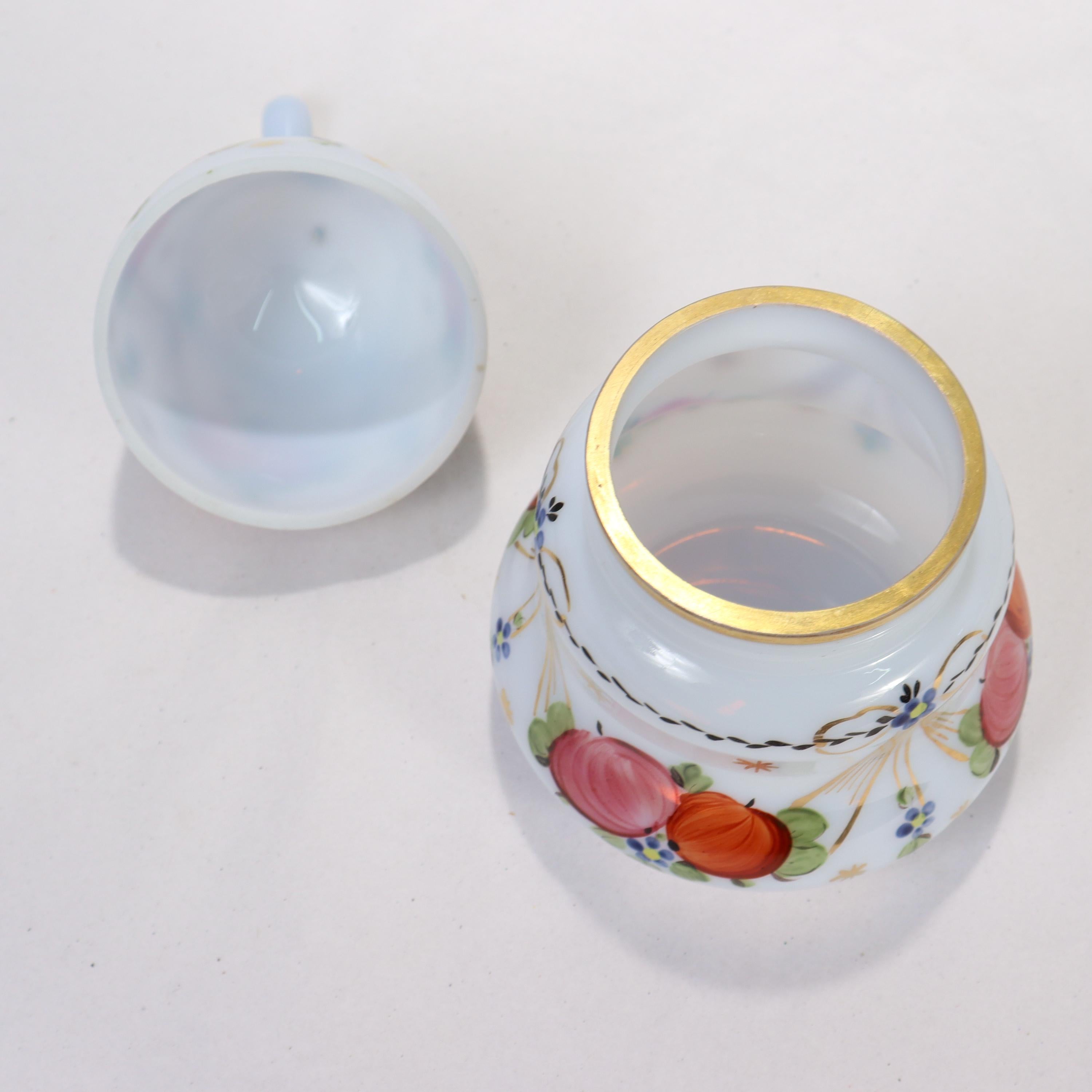 Boîte de commode ancienne en verre opalin peinte à la main en forme de poire en vente 4