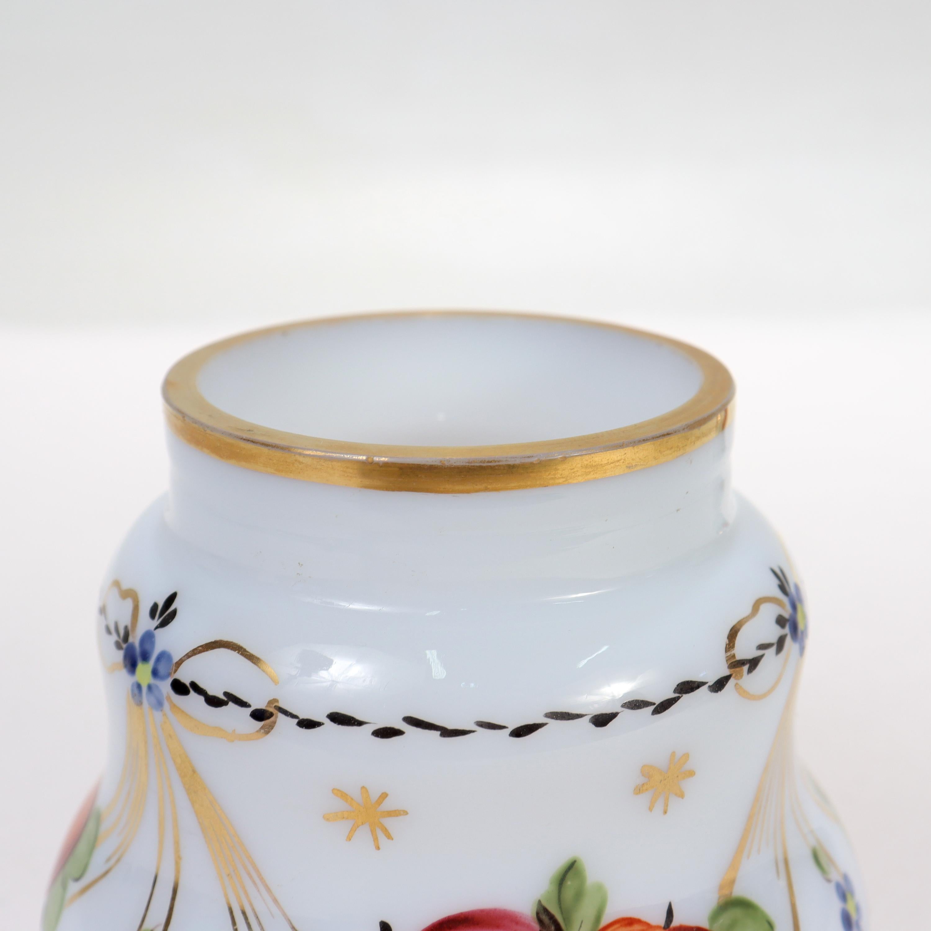 Boîte de commode ancienne en verre opalin peinte à la main en forme de poire en vente 6