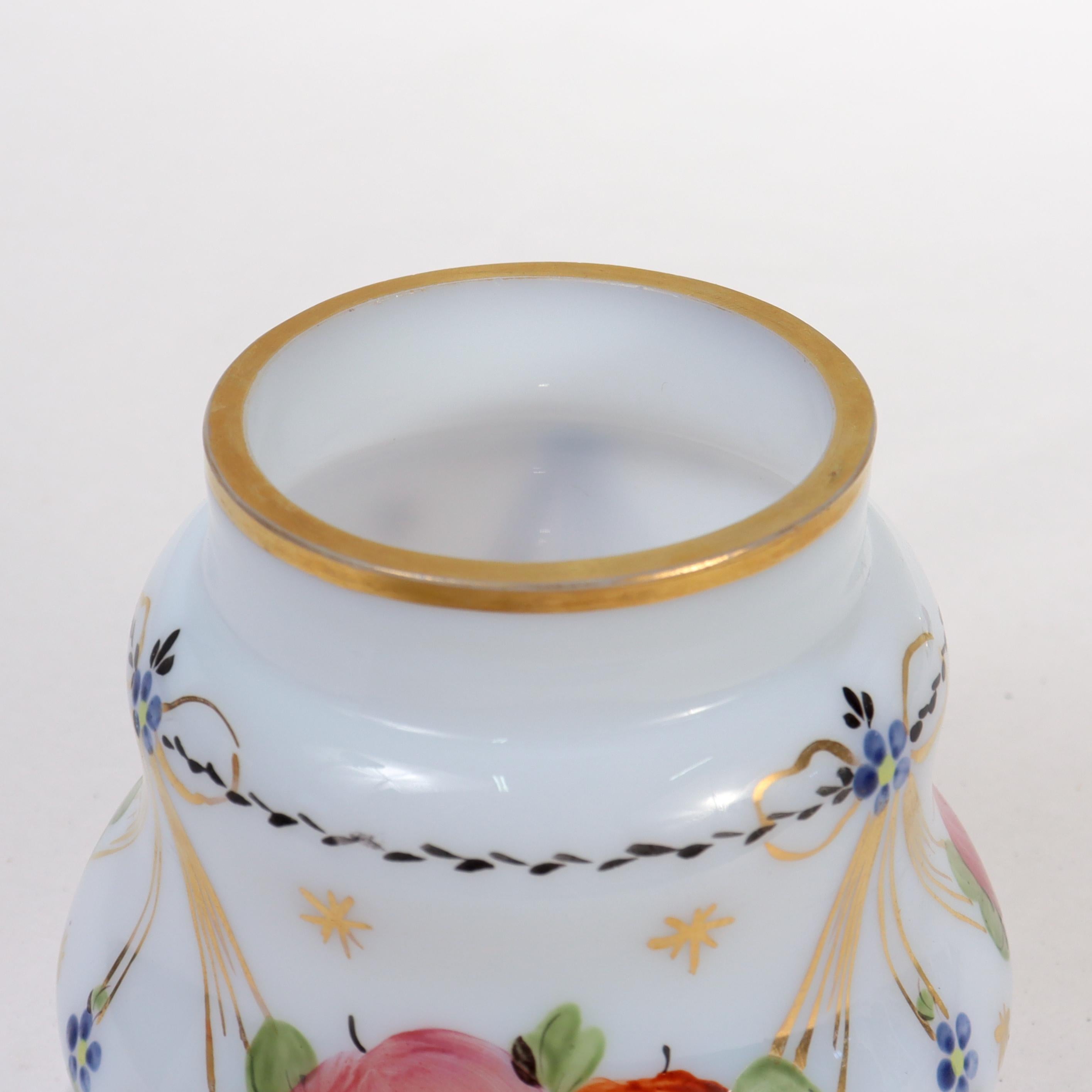 Boîte de commode ancienne en verre opalin peinte à la main en forme de poire en vente 7