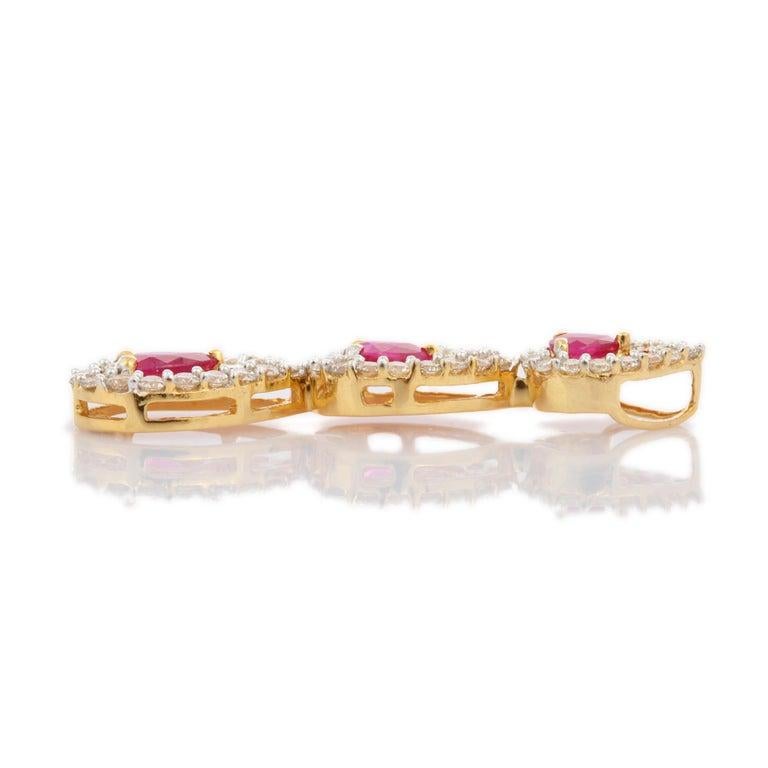 Pendentif trois pierres en or jaune 18k avec rubis et diamants de forme poire ancienne Neuf - En vente à New York, NY