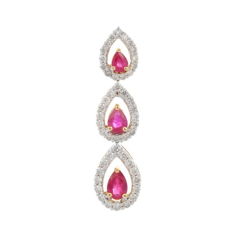 Pendentif trois pierres en or jaune 18k avec rubis et diamants de forme poire ancienne Pour femmes en vente