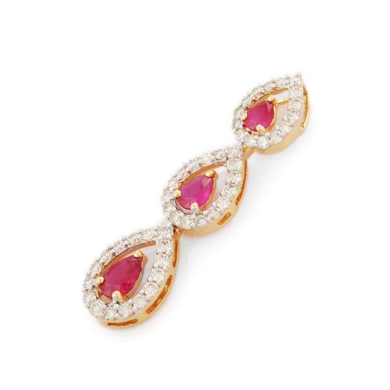 Pendentif trois pierres en or jaune 18k avec rubis et diamants de forme poire ancienne en vente 2