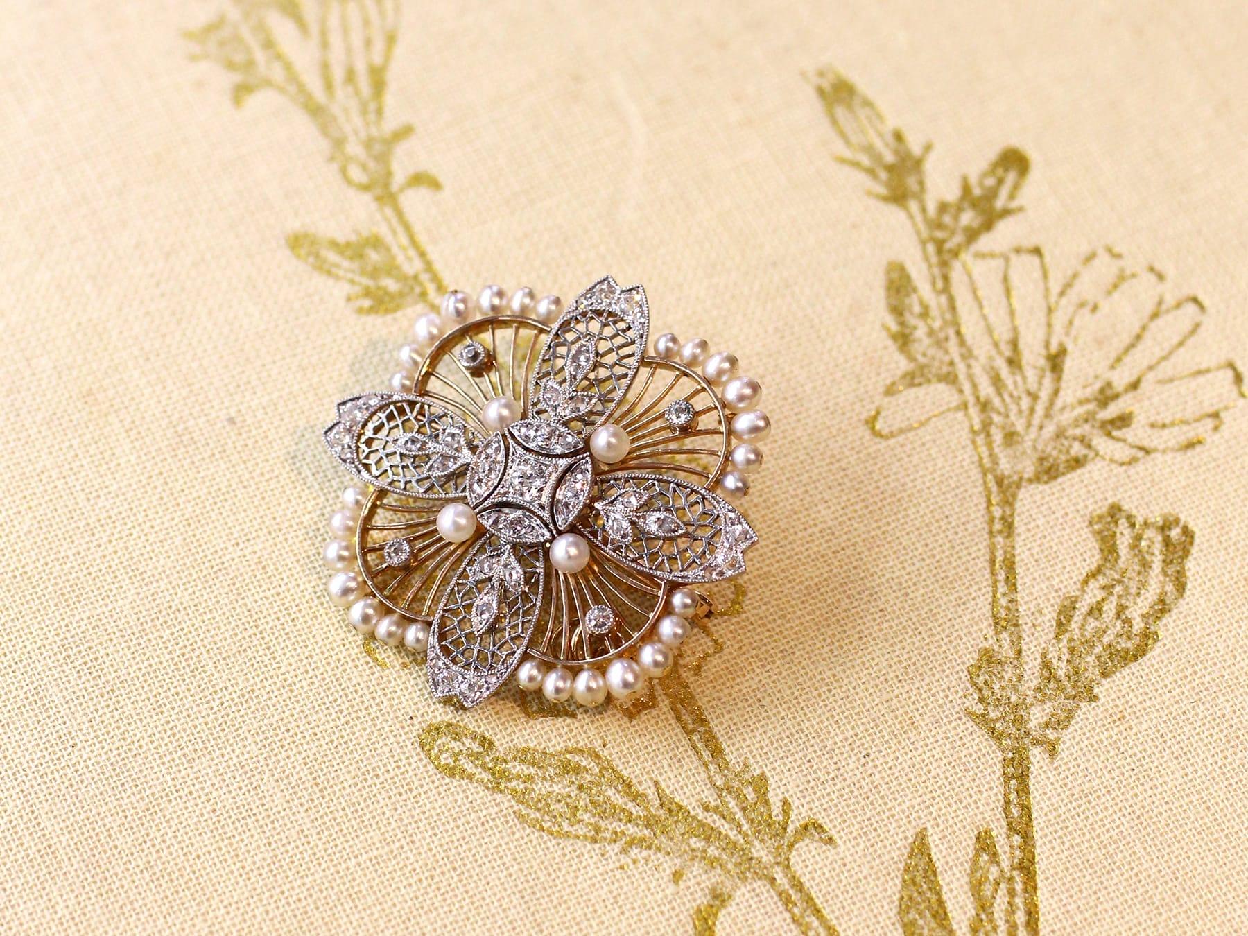 Taglio antico europeo Ciondolo e spilla in oro rosa 9k con perle antiche e diamanti da 0,77 carati, CIRCA 1910 in vendita