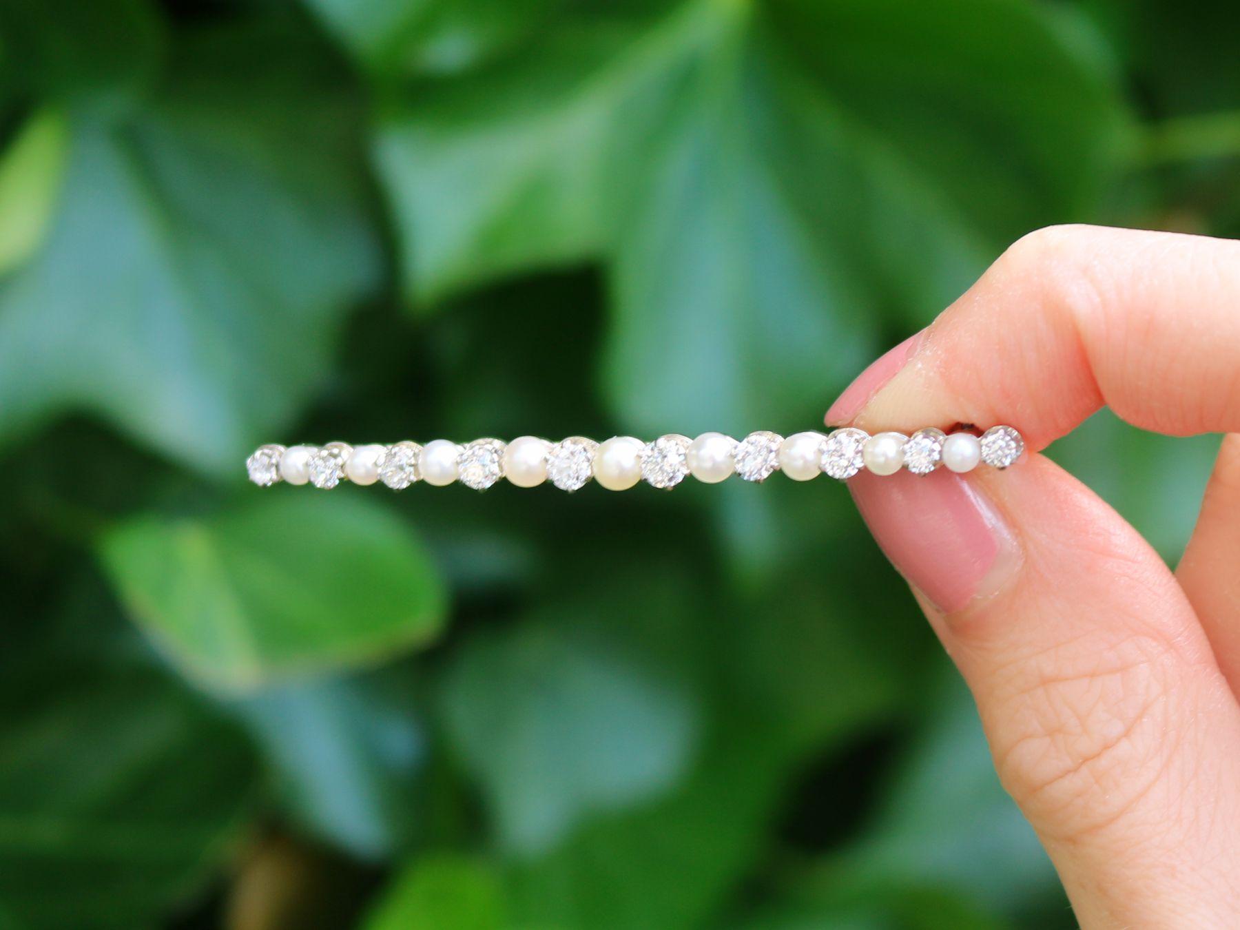 Une fine et impressionnante broche en perles et diamants de 1,01 carat, barrette en or blanc 15 carats ; faisant partie de notre gamme diversifiée de bijoux/bijoux anciens en pierres précieuses.

Cette broche en perles anciennes, fine et