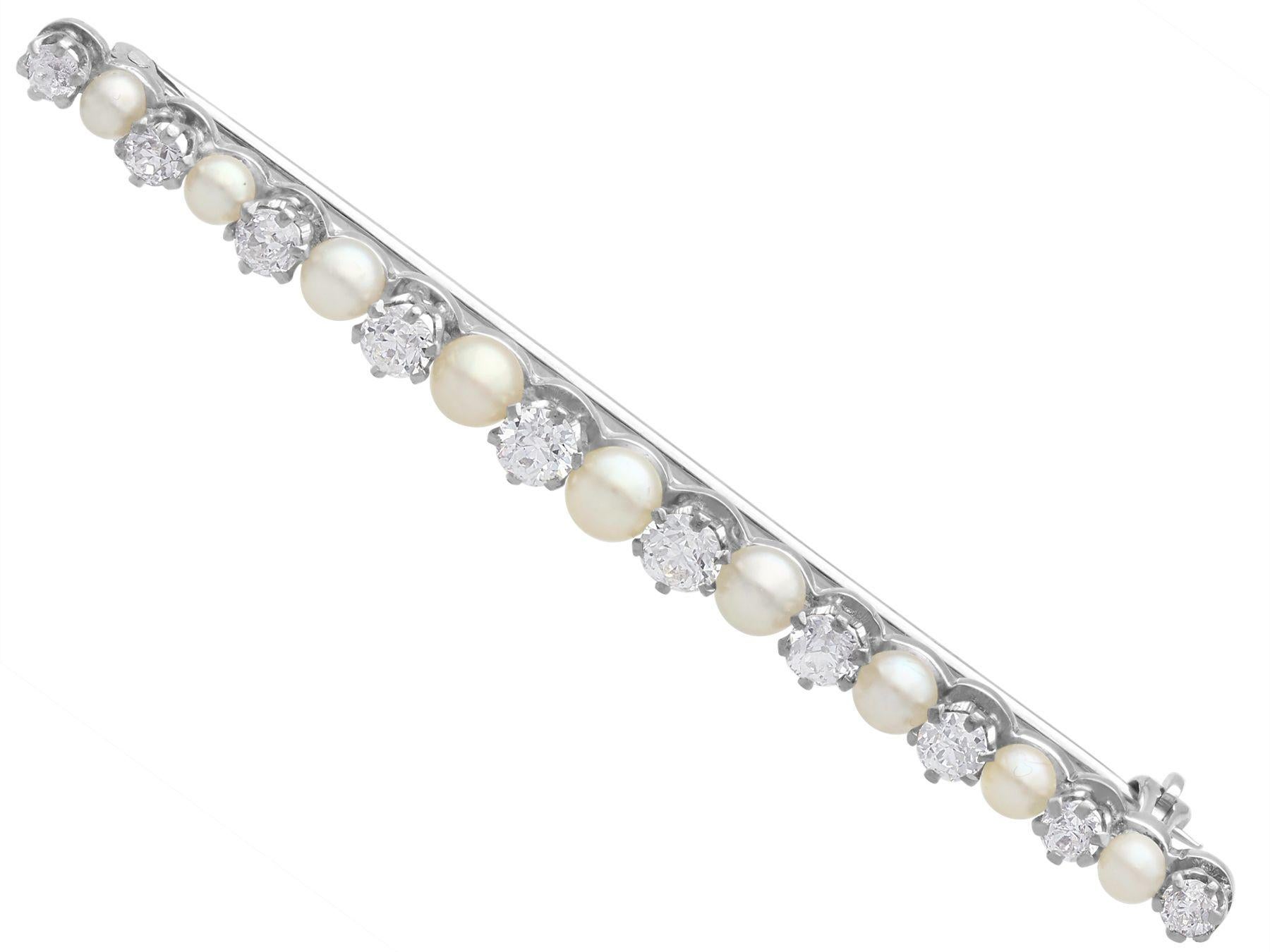 Taille ronde Broche en or blanc 15 carats avec perles anciennes et diamants de 1,01 carat en vente