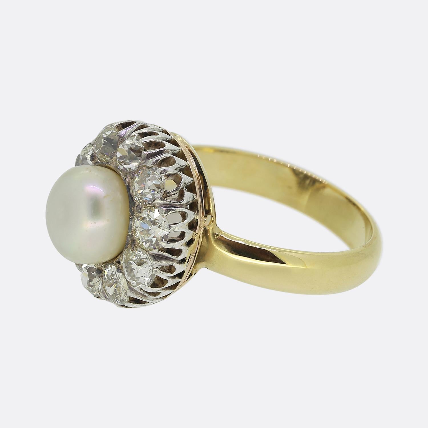 Hier haben wir einen charmanten antiken Cluster-Ring, der ursprünglich aus der Edwardianischen Zeit stammt. In der Mitte des Gesichts befindet sich eine große natürliche weiße Knopfperle. Dieser Hauptstein sitzt leicht erhöht in der Mitte der