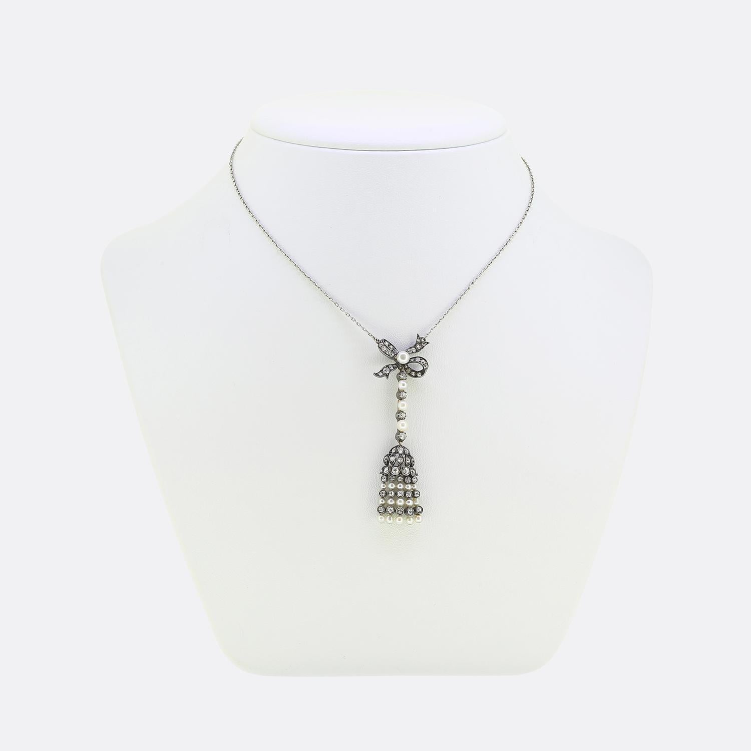 Nous avons ici un charmant collier ancien datant du début des années 1900. Le pendentif est réalisé en or jaune 15ct avec une monture en argent pour les pierres. Elle est sertie d'un mélange de diamants de taille ancienne et de dix-neuf petites