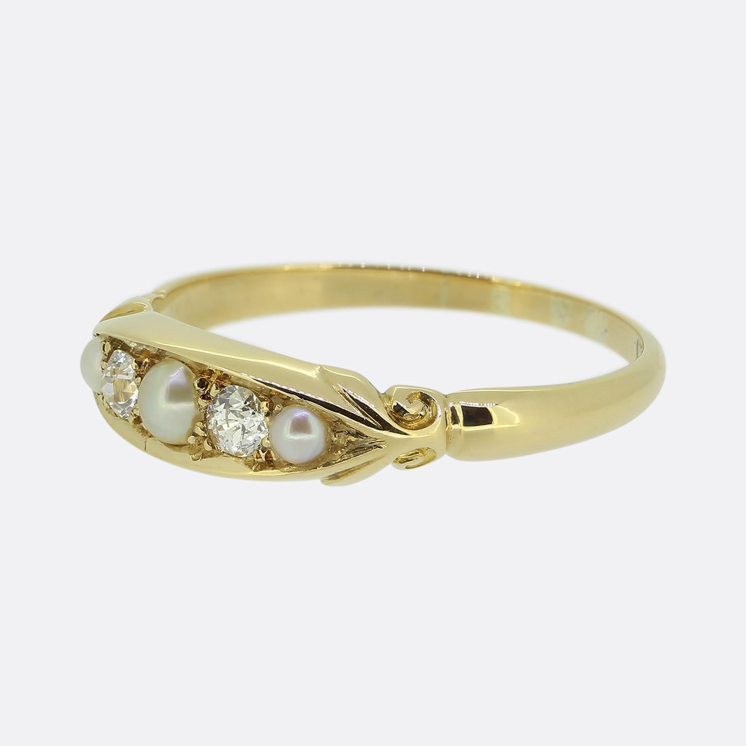Nous avons ici une charmante bague à cinq pierres prise à l'époque victorienne . Cette pièce ancienne a été réalisée en or jaune 18 carats et présente un arrangement harmonieux de perles blanches naturelles et de diamants ronds facettés de taille