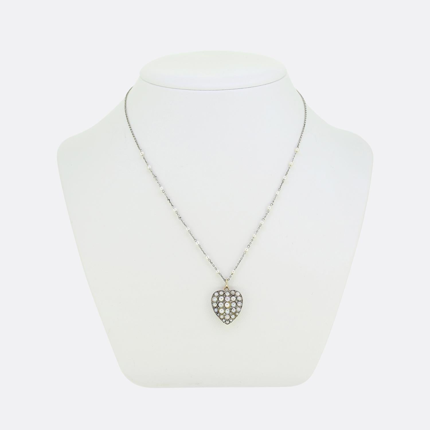 Nous avons ici un exquis collier ancien comprenant un pendentif médaillon en forme de cœur orné de perles arrondies lustrées. Le pendentif est également serti de diamants roses scintillants, qui ajoutent un éclat subtil tout en étant contenus dans
