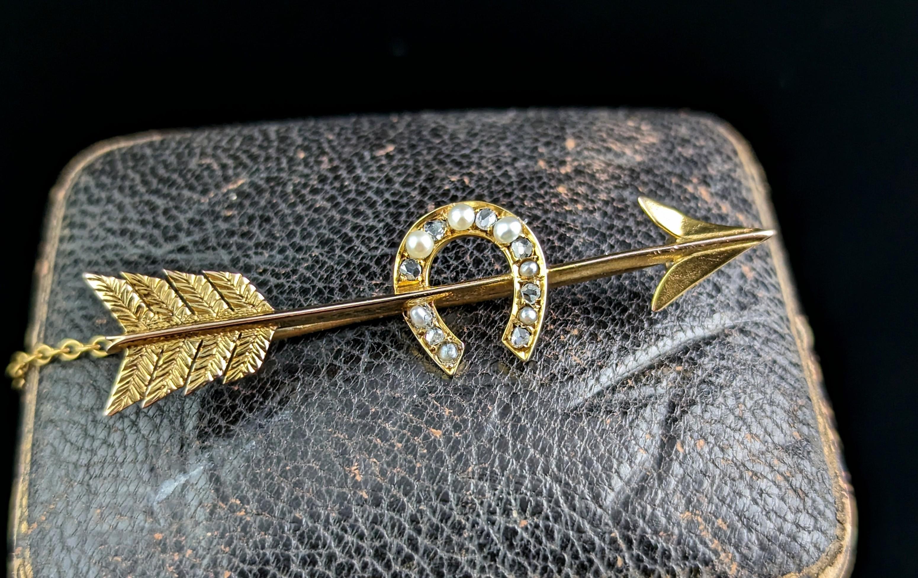 Antique Pearl and Diamond Horseshoe and Arrow Brooch, 15k Yellow Gold In Good Condition For Sale In NEWARK, GB