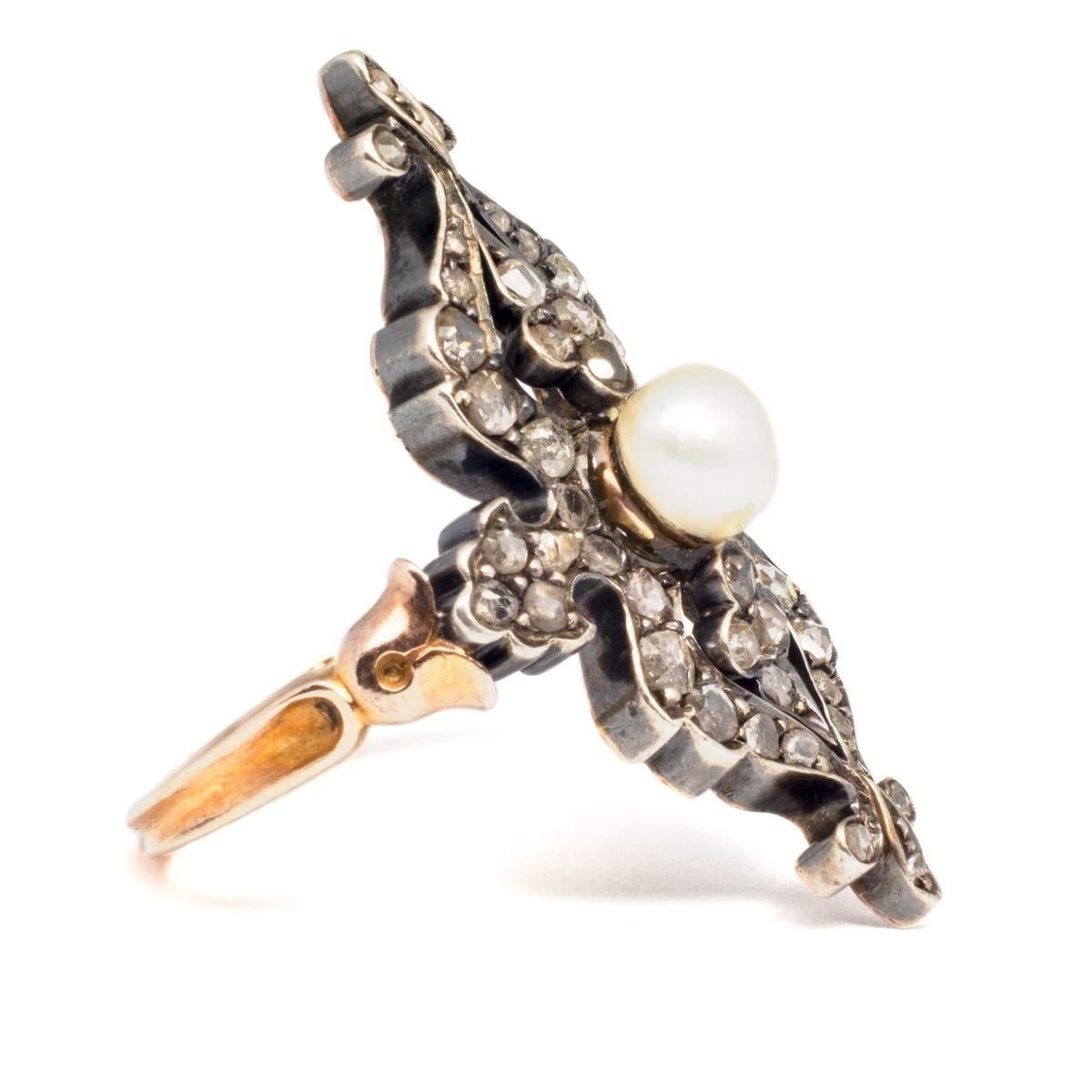 Antique ring from the beginning of the 19th century in 18ct gold and silver. The diamonds are rose cut coroné with a central cultured pearl. The silver and gold combination was typical of that era. 

Italian ring size: 11.5
Dimensions: H 2.9cm x W