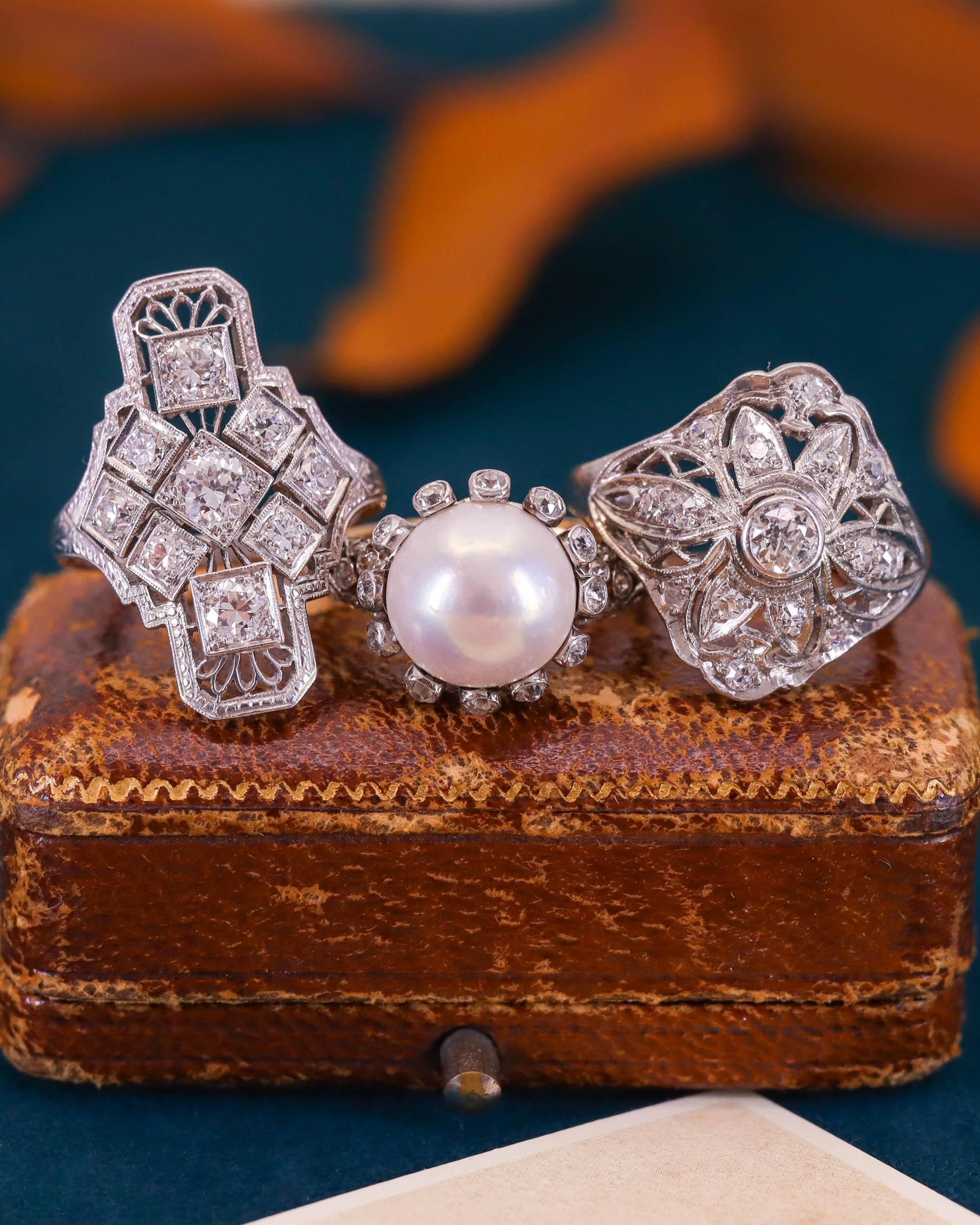 Bague ancienne en or et platine avec perles et diamants en vente 3