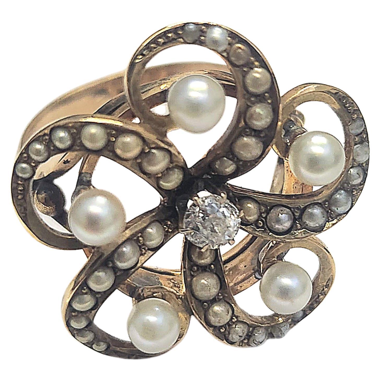 Antique Pearl And Diamond Russian Gold Ring In Good Condition For Sale In Cairo, EG