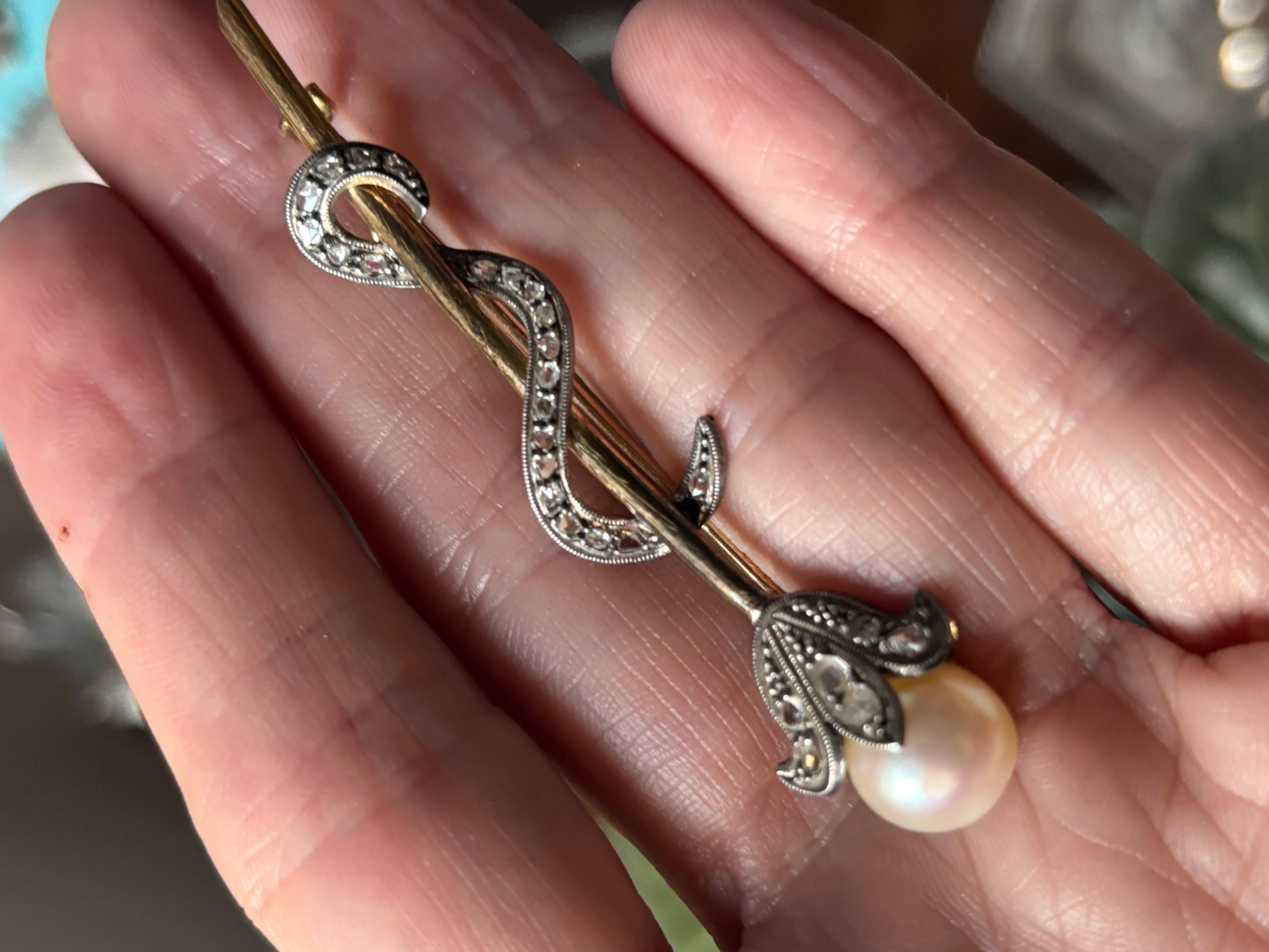 Antique Victorian Pearl and Diamond Flower Head, Snake Brooch. Circa 1890–1910 In Good Condition For Sale In OVIEDO, AS