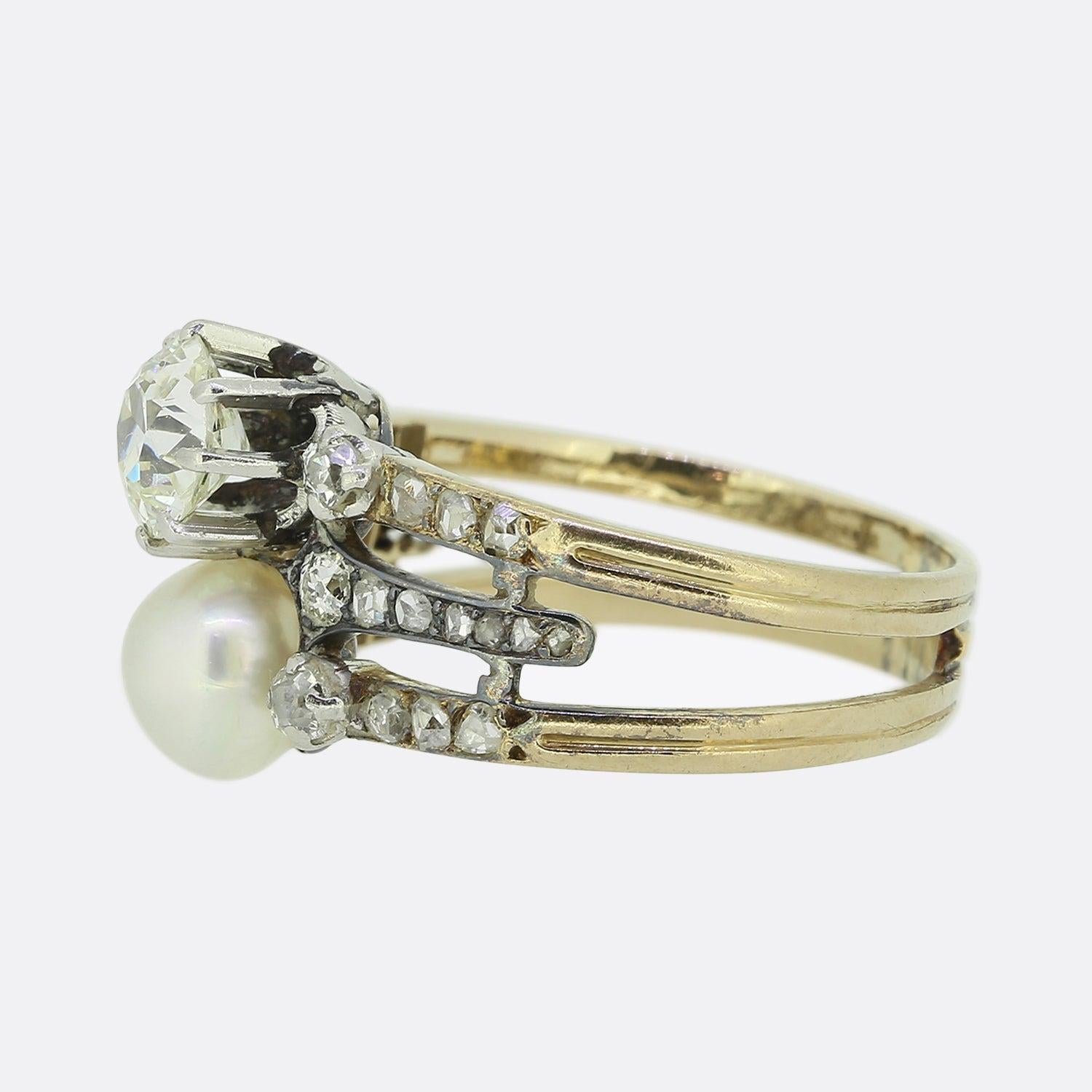 Qui abbiamo un anello di diamanti e perle davvero meraviglioso che risale ai primi anni del 1900. L'anello è realizzato in oro giallo 18 ct e il suo punto focale è lo splendido diamante taglio vecchio che si trova in linea con la perla naturale