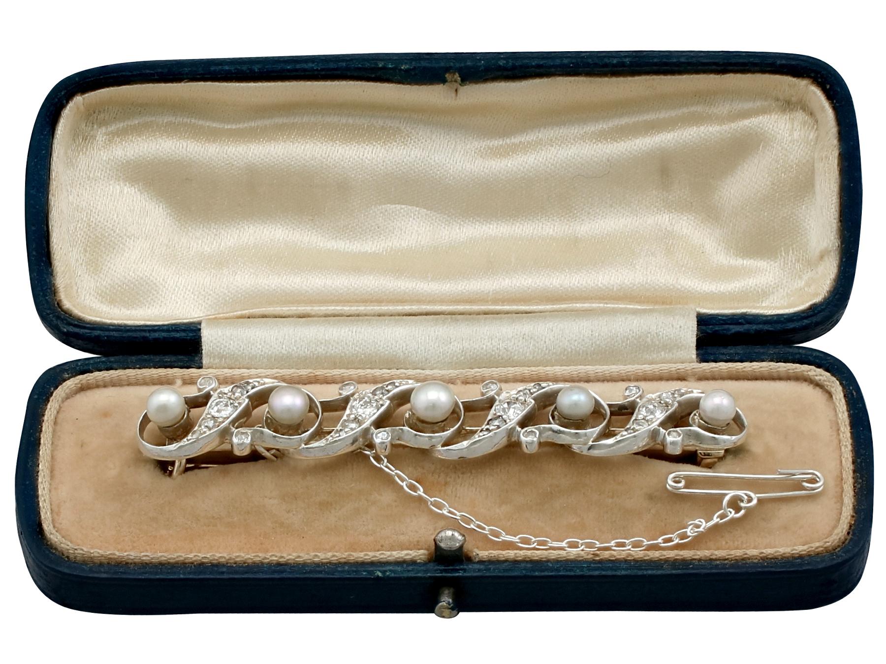 Antike Brosche aus Gelbgold und Silber mit Perlen und Diamanten im Angebot 4