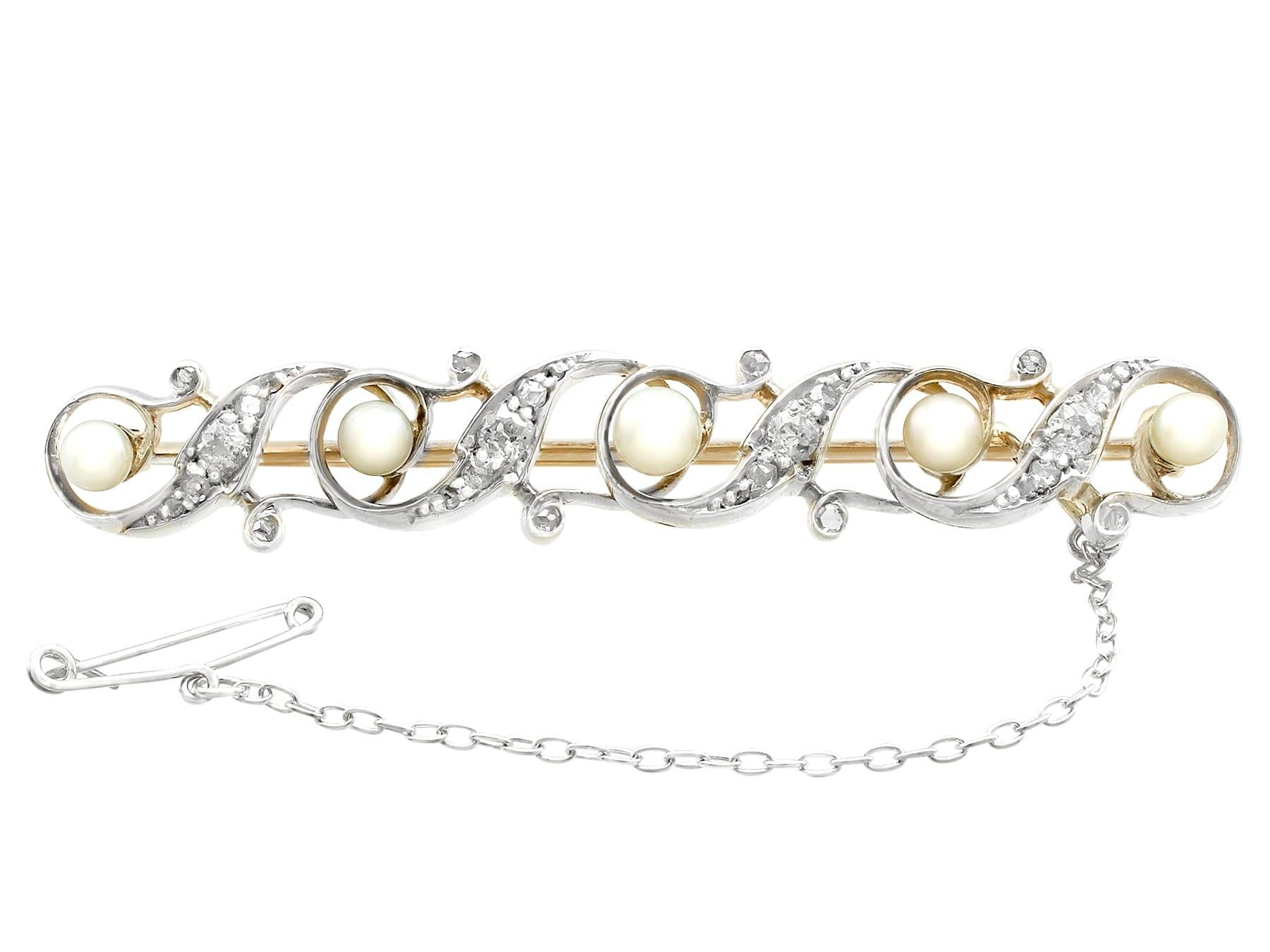 Un'impressionante spilla antica con perle e diamanti da 0,75 carati, oro giallo da 9 carati e argento; fa parte delle nostre diverse collezioni di gioielli antichi e di estate Jewelry.

Questa raffinata e imponente spilla di perle antiche è stata