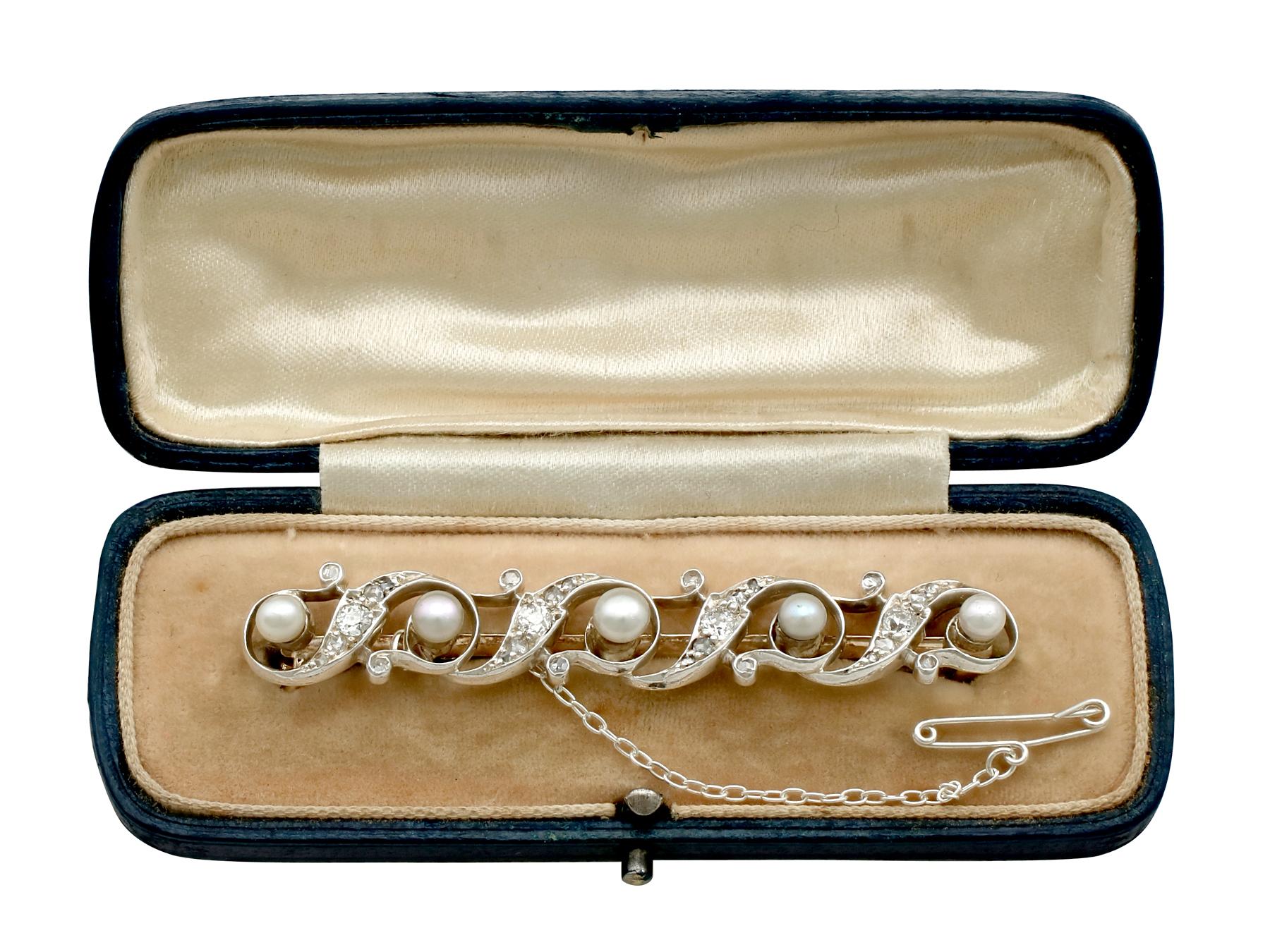 Antike Brosche aus Gelbgold und Silber mit Perlen und Diamanten im Angebot 3