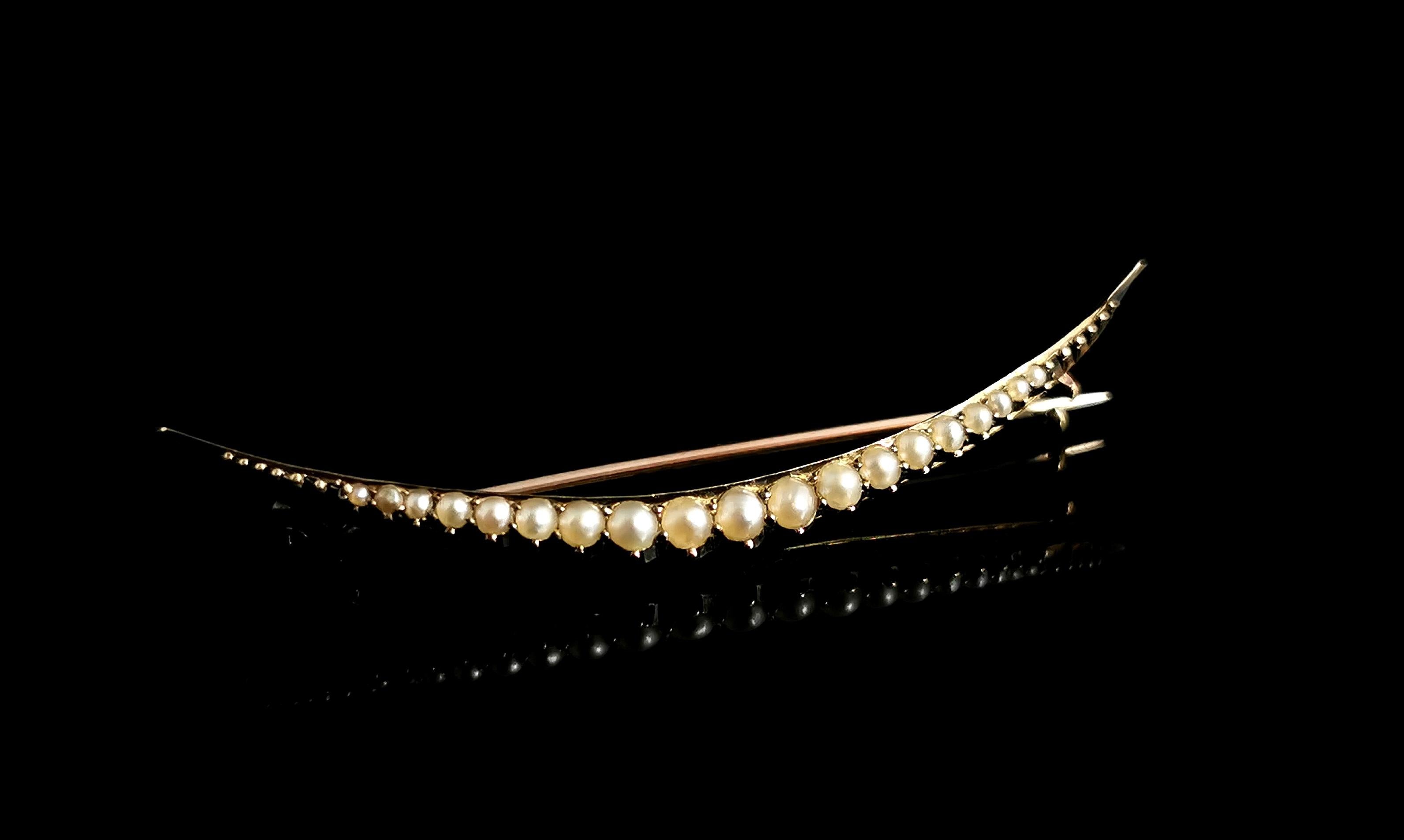 Une magnifique broche antique, fin de l'époque victorienne, en or 9kt et perle fendue en forme de croissant.

Un magnifique croissant ouvert en or jaune 9 carats, serti de perles fendues de couleur crème qui vont des extrémités vers le centre.

Les