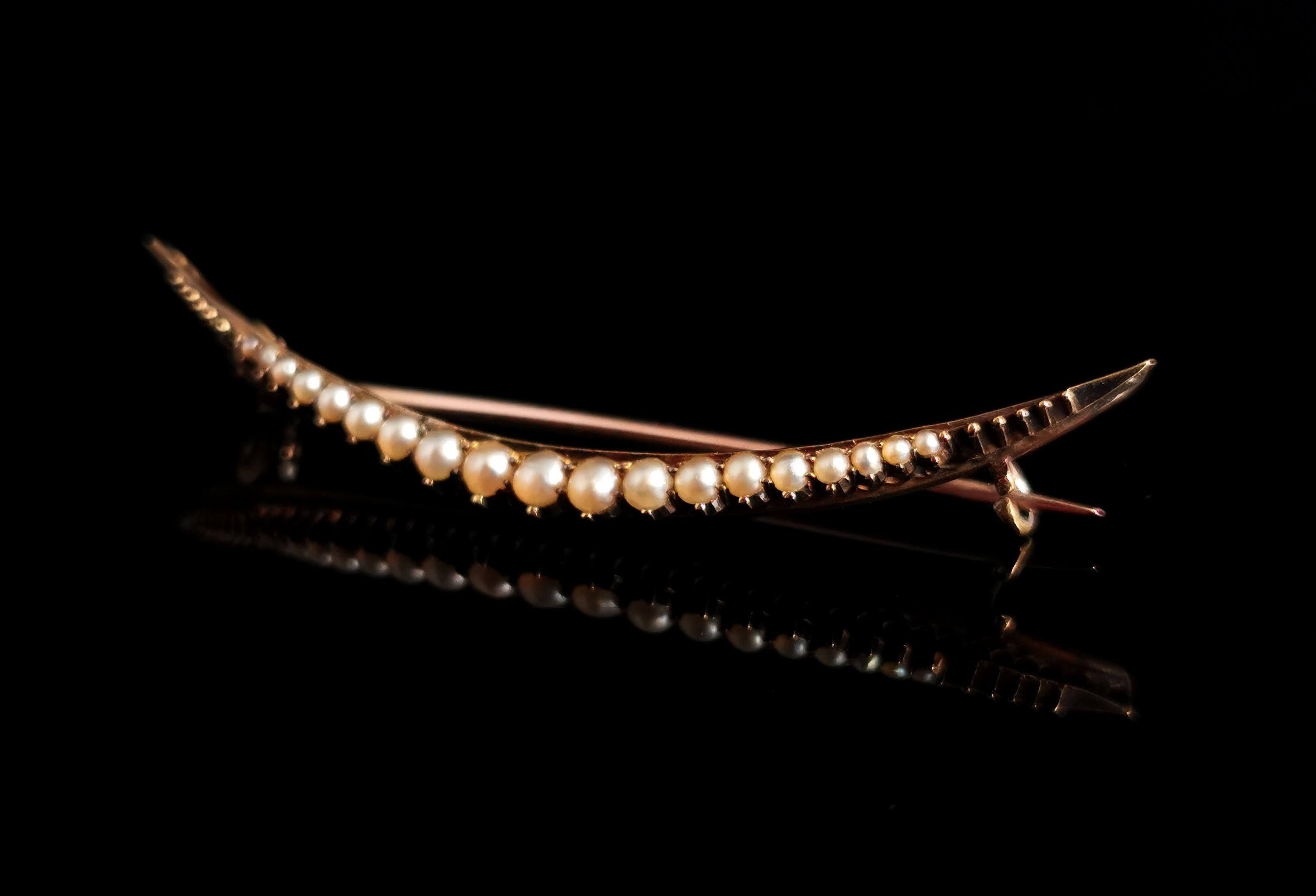 Taille cabochon Broche antique à croissant de perles, or jaune 9k, victorienne en vente