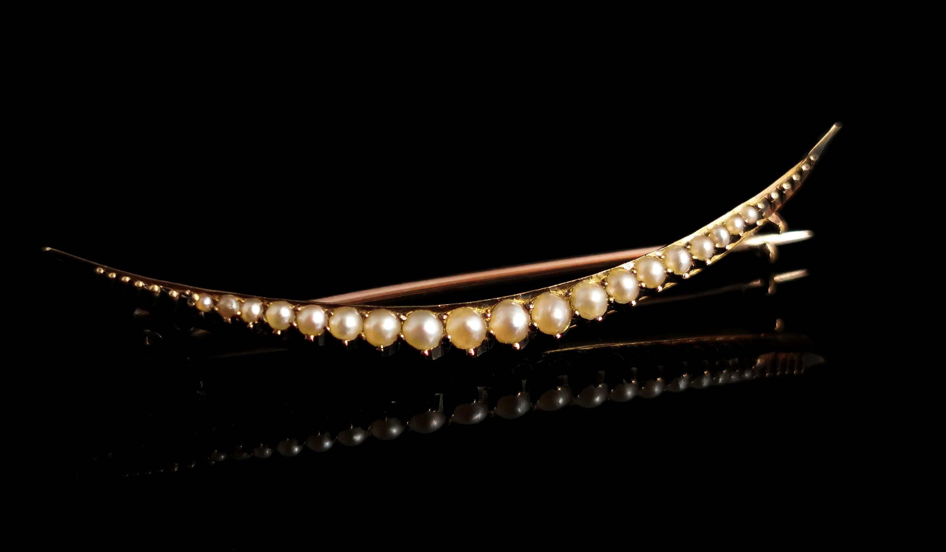 Broche antique à croissant de perles, or jaune 9k, victorienne Unisexe en vente