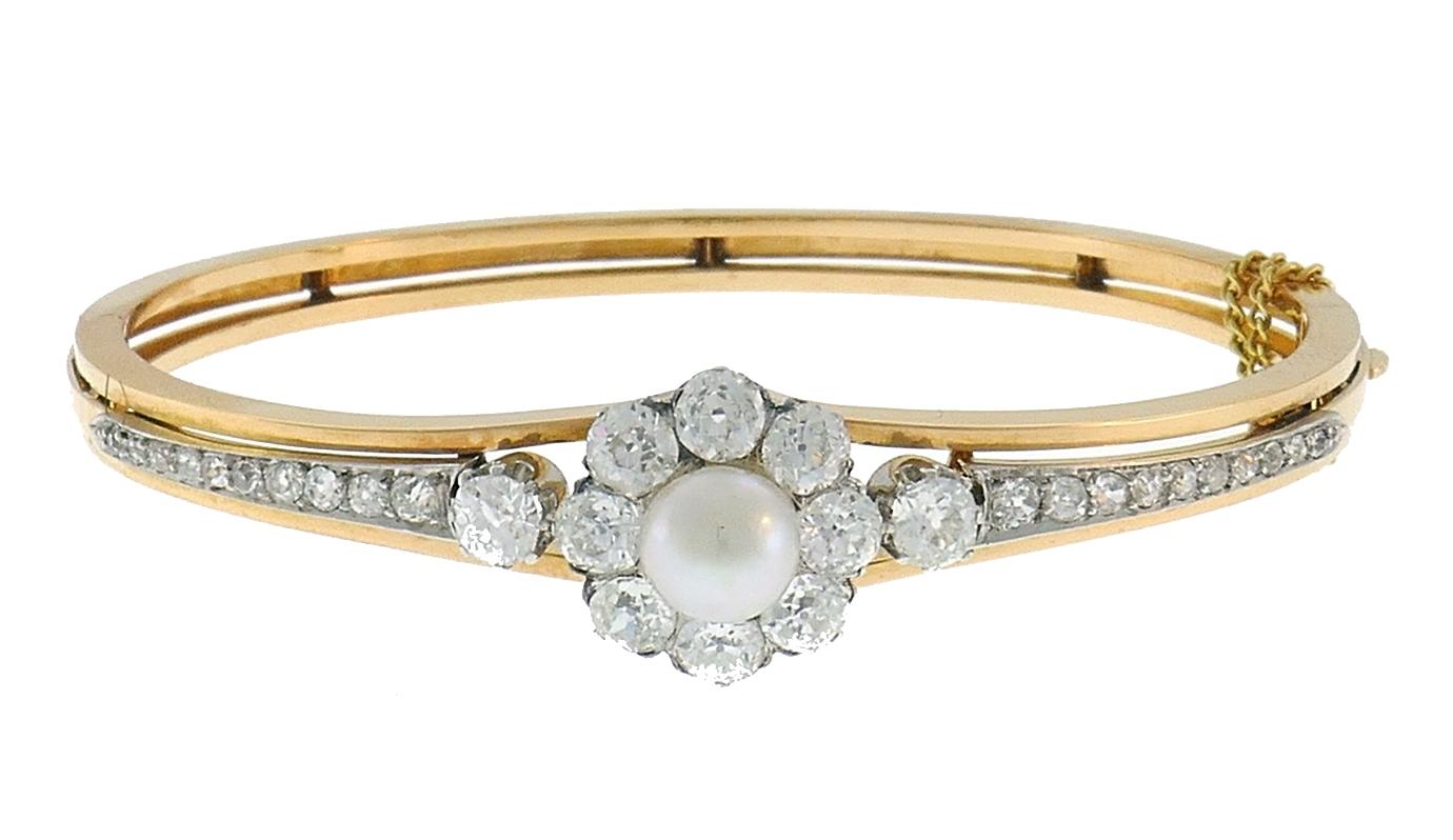 Bracelet français féminin en platine et or jaune 18 carats, comportant une perle bouton et des diamants taille ancienne (couleur I-J, pureté VS2, environ 2,64 carats au total). La perle mesure 6,54 x 6,65 x 5,10 mm.
Mesures : Largeur 1/2 pouce (1,3