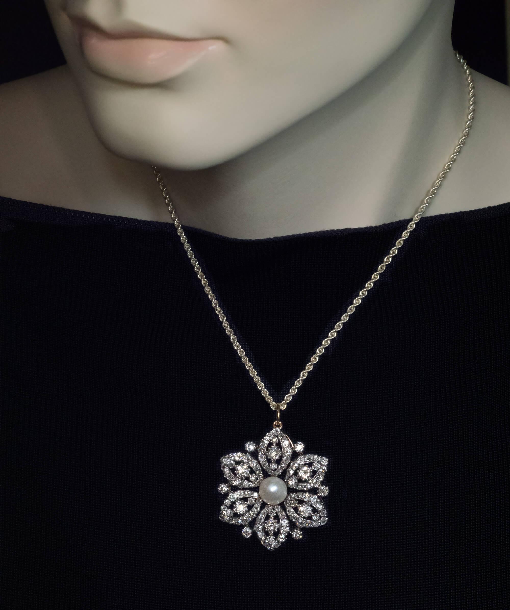 Circa 1890s
Cette élégante broche / pendentif antique est conçue comme une tête de fleur avec une perle de 8,5 mm au centre. Il est finement confectionné en or 14K recouvert d'argent (face avant - argent, face arrière - or). Les pétales ajourés sont
