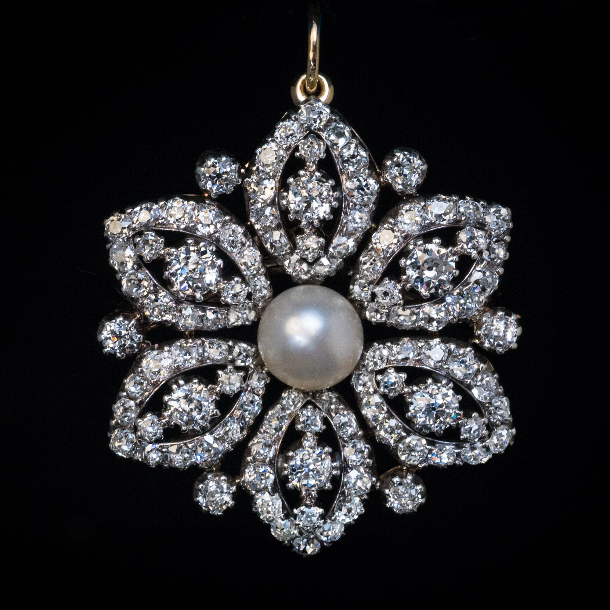 Pendentif broche convertible en perles et diamants anciens Excellent état - En vente à Chicago, IL